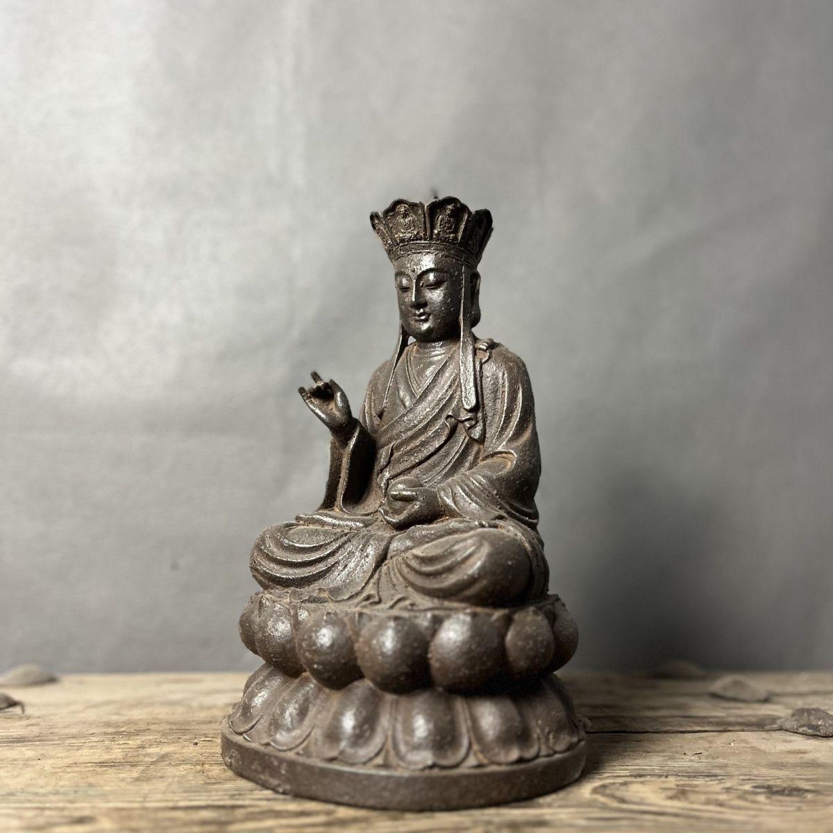 Ancienne statue chinoise de Bouddha Bodhisattva assis en fer Kṣitigarbha en vente 2