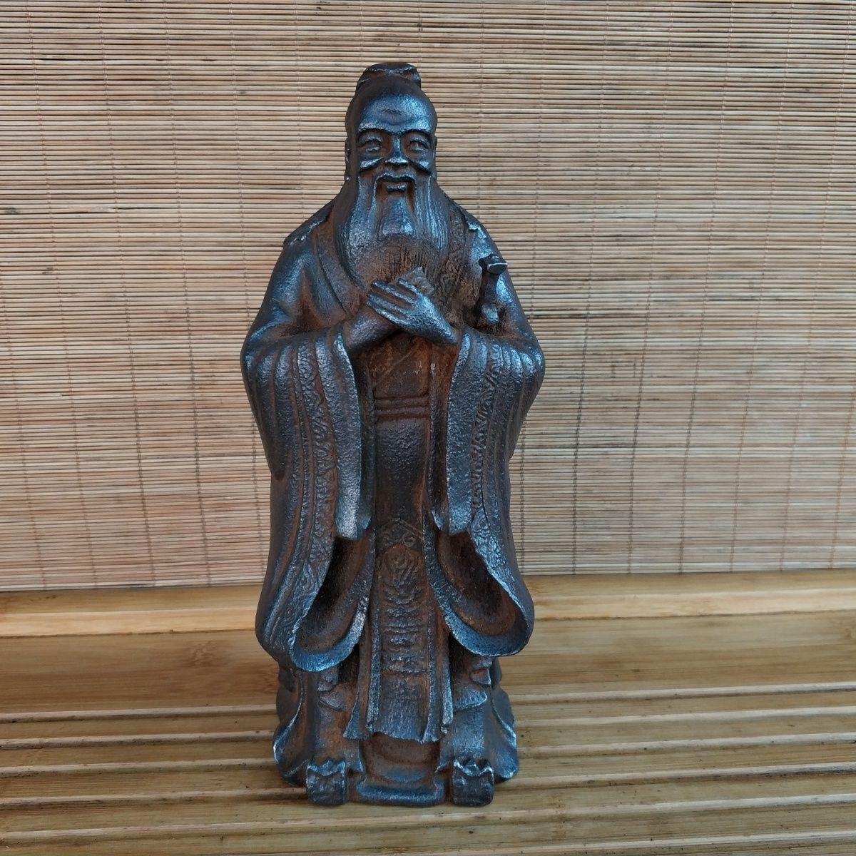 Statue en fer ancien de Confucius debout faisant le salut de la main - Un symbole de sagesse, de respect et d'harmonie

Cette statue en fer ancien de Confucius représente le philosophe chinois Revere, debout et gracieux, faisant le salut de la main,