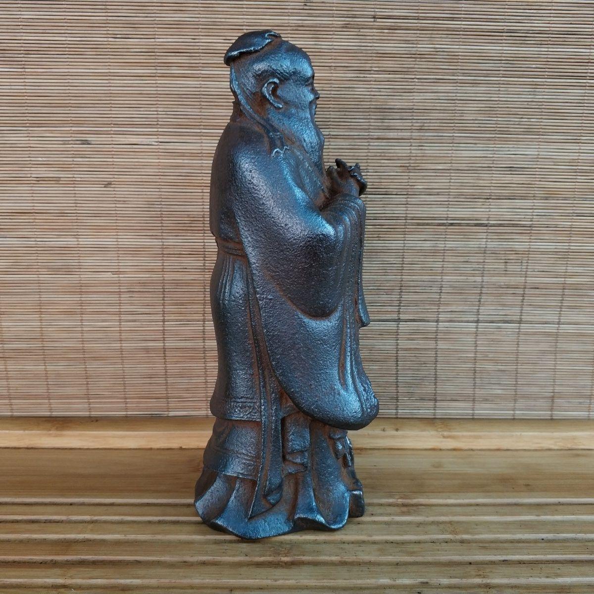 Fer Statue chinoise ancienne en fer de 27 cm représentant Confucius debout faisant une salutation à la main en vente