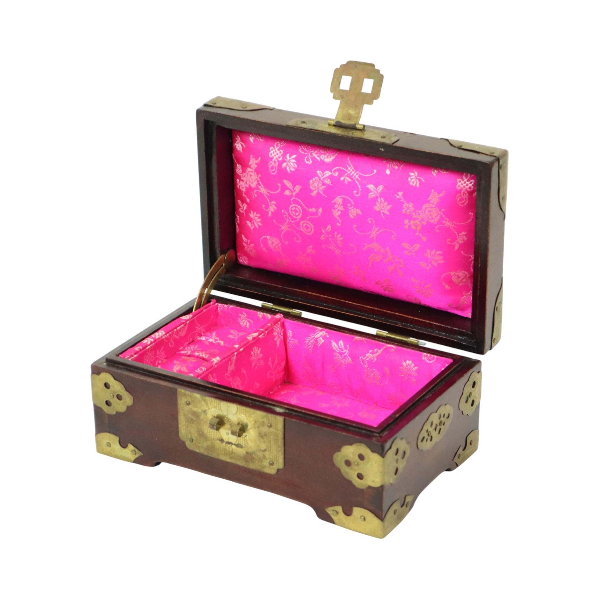 Chinoiseries Ancienne boîte à bijoux chinoise Boîte à bijoux Jade Laiton en vente