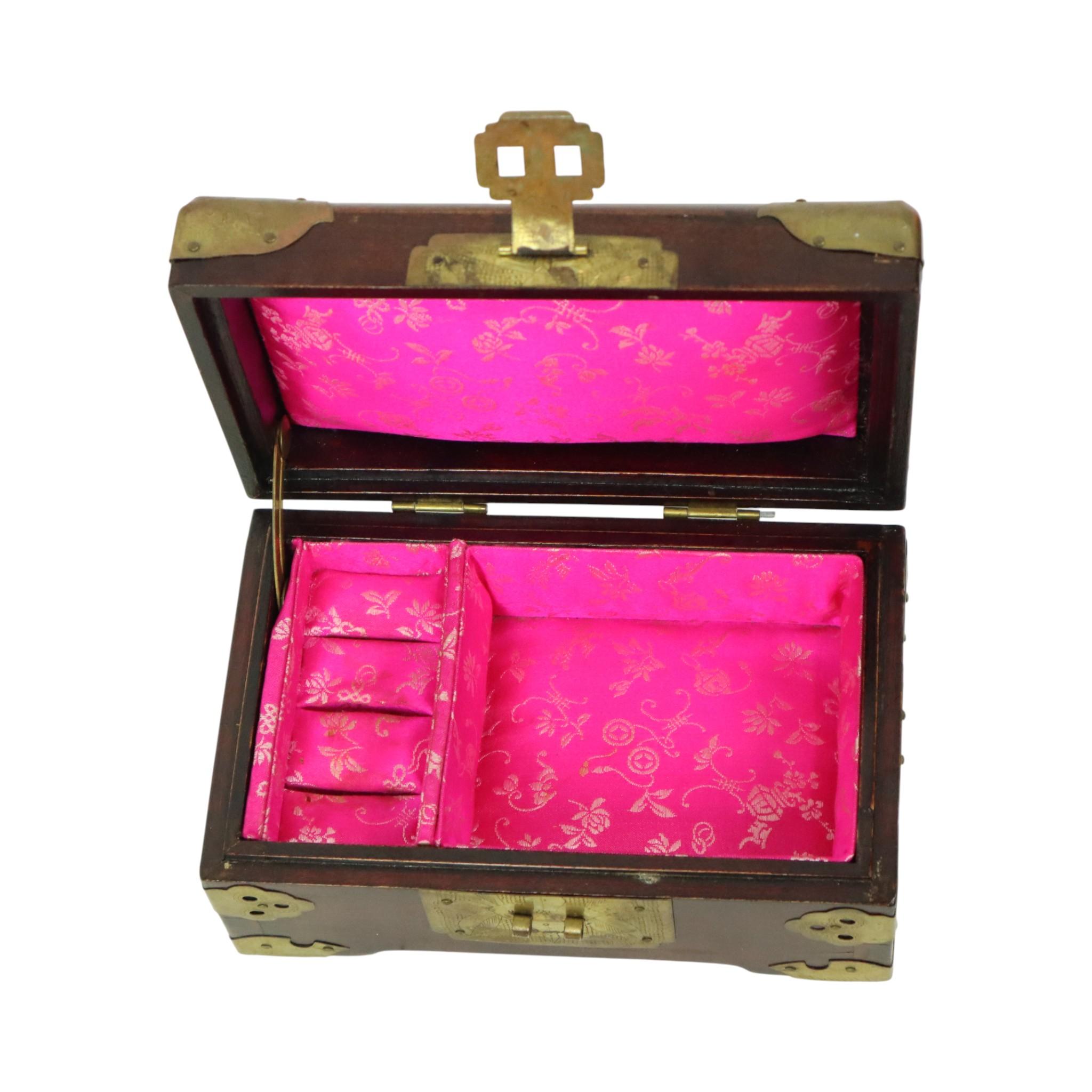 Chinois Ancienne boîte à bijoux chinoise Boîte à bijoux Jade Laiton en vente