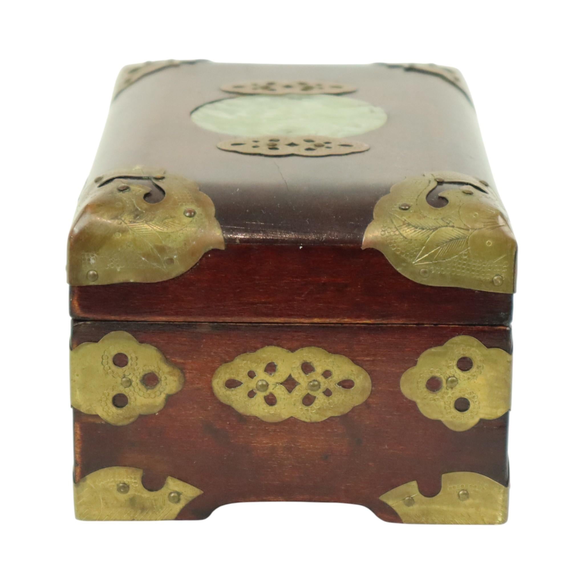 Milieu du XXe siècle Ancienne boîte à bijoux chinoise Boîte à bijoux Jade Laiton en vente
