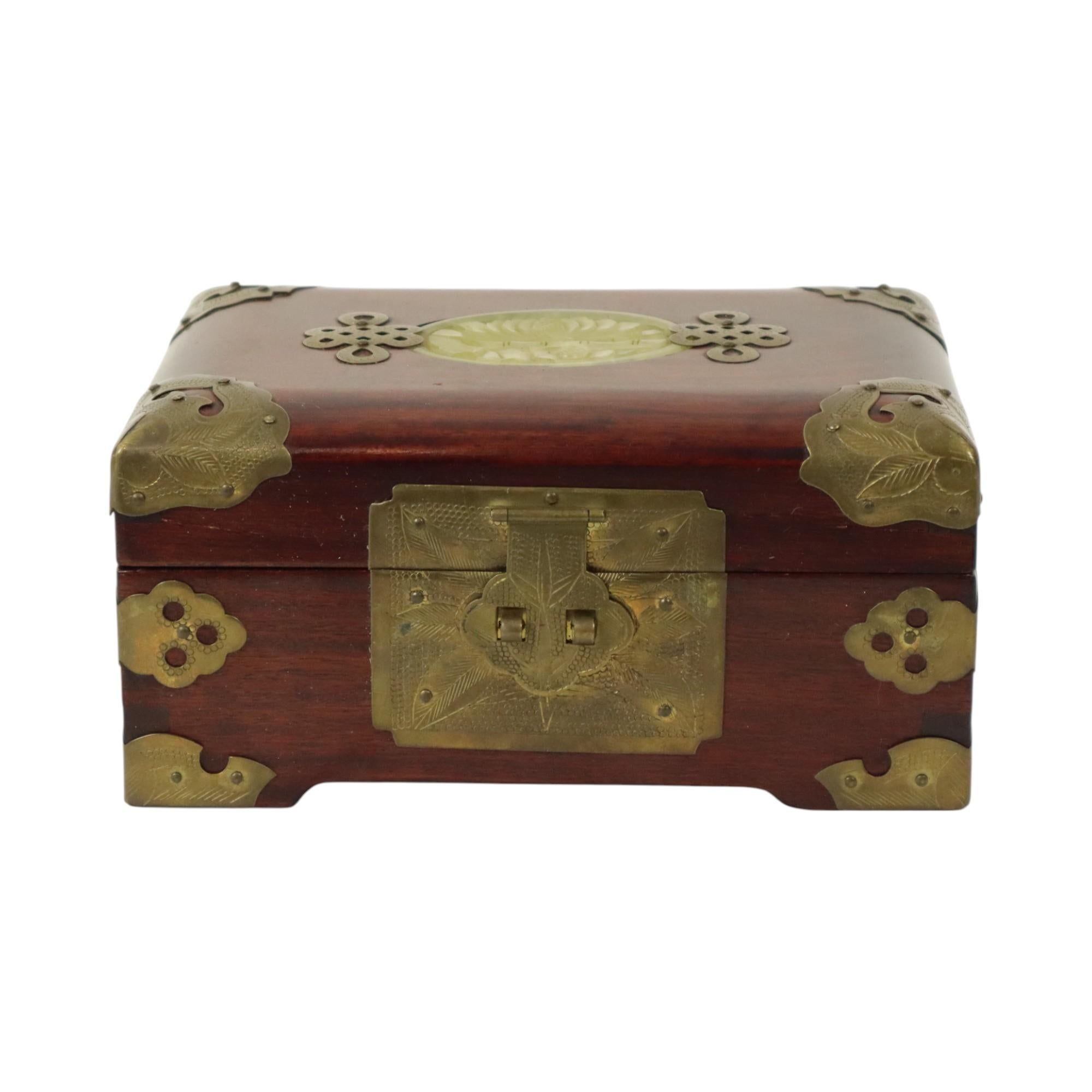 Alte chinesische Schmuckschatulle aus Palisanderholz, Schmuckschatulle mit Messingbeschlägen und einer Jadeplakette in der Mitte des Deckels, innen ein rotes Futter mit goldenem Blumendekor, zweite Hälfte des 20.

Schönes und hochwertiges