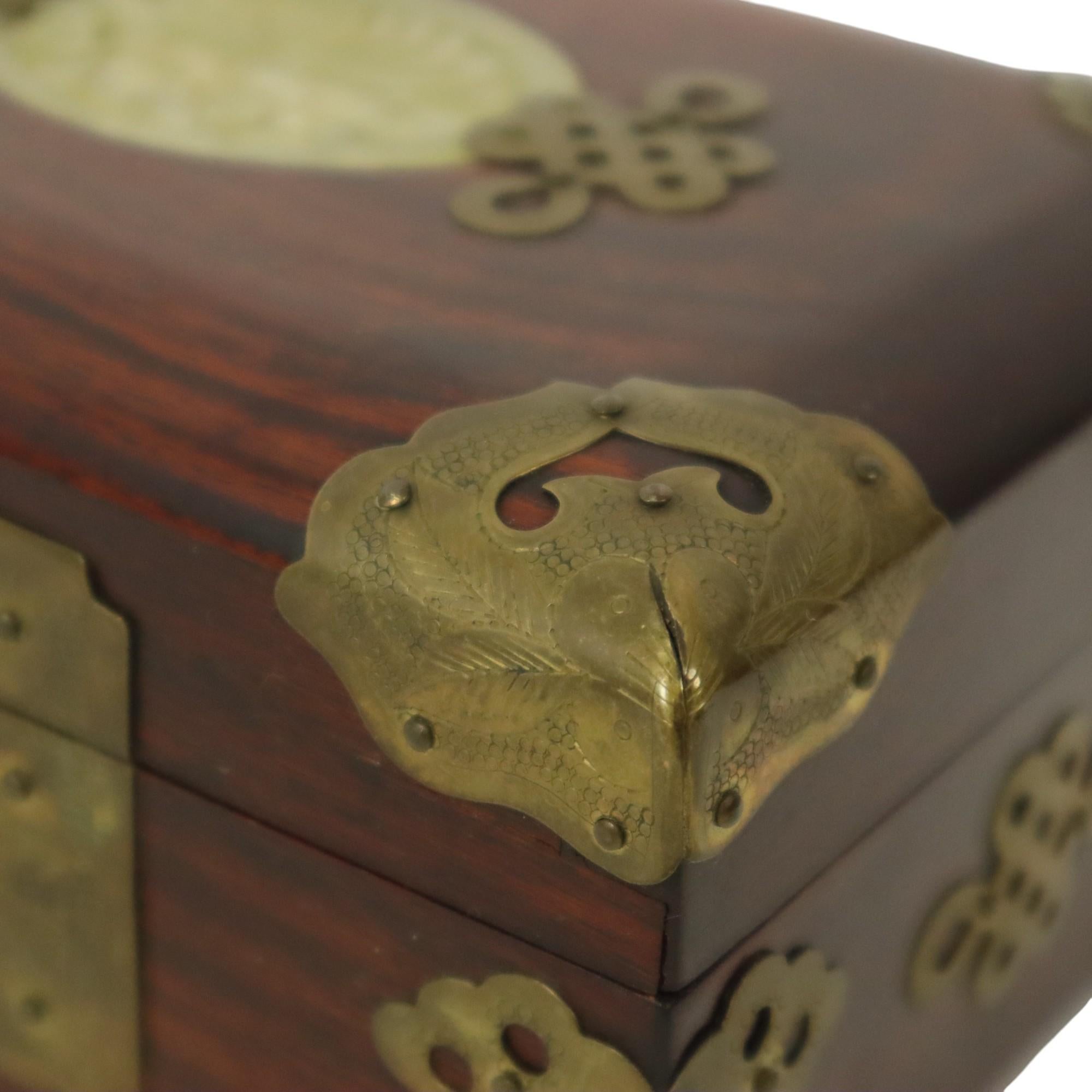 Alte chinesische Schmuckschatulle Schmuckschatulle Jade Palisander Messing im Angebot 2