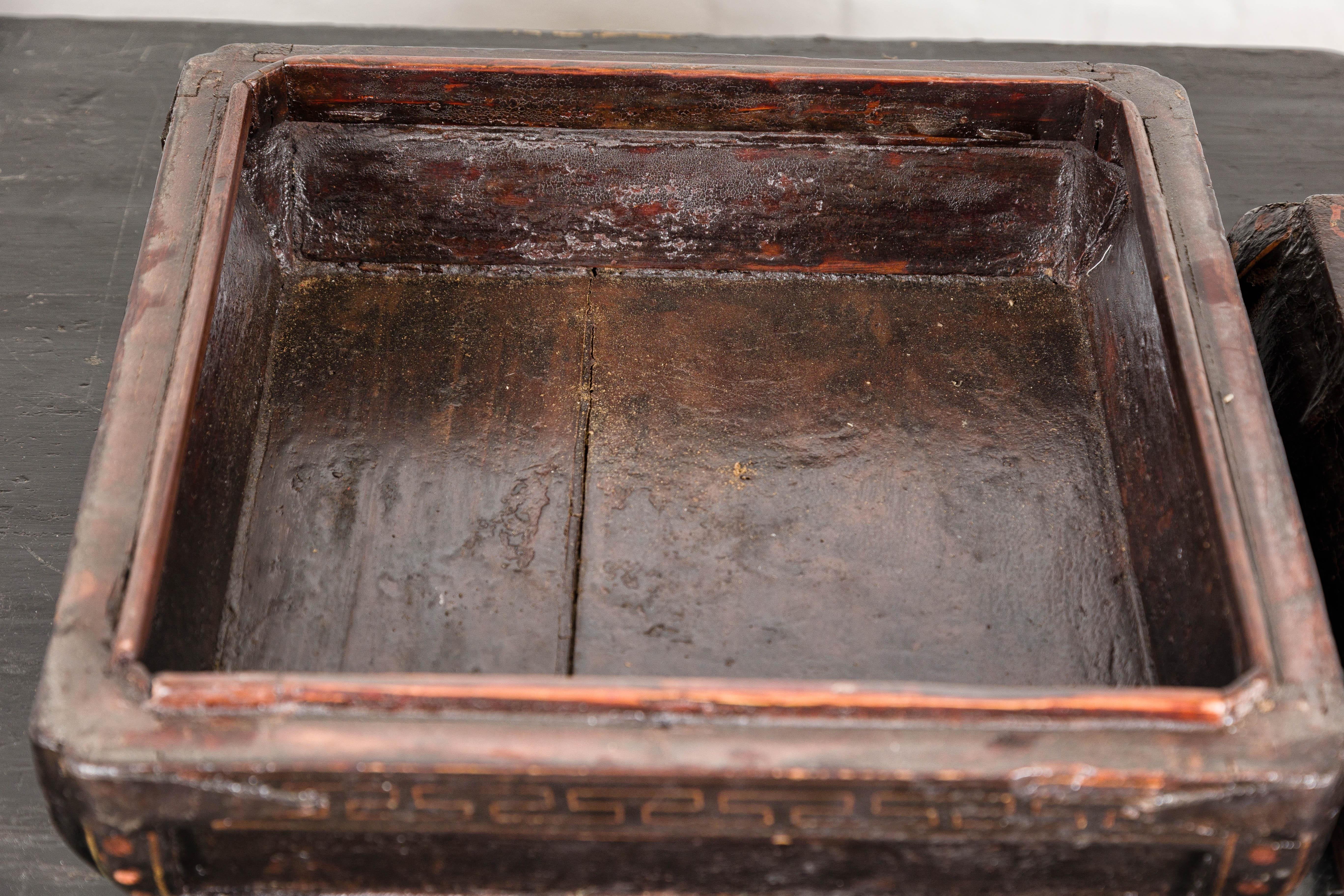 Boîte chinoise ancienne laquée sur bois avec calligraphie et entretoises en fer en vente 4