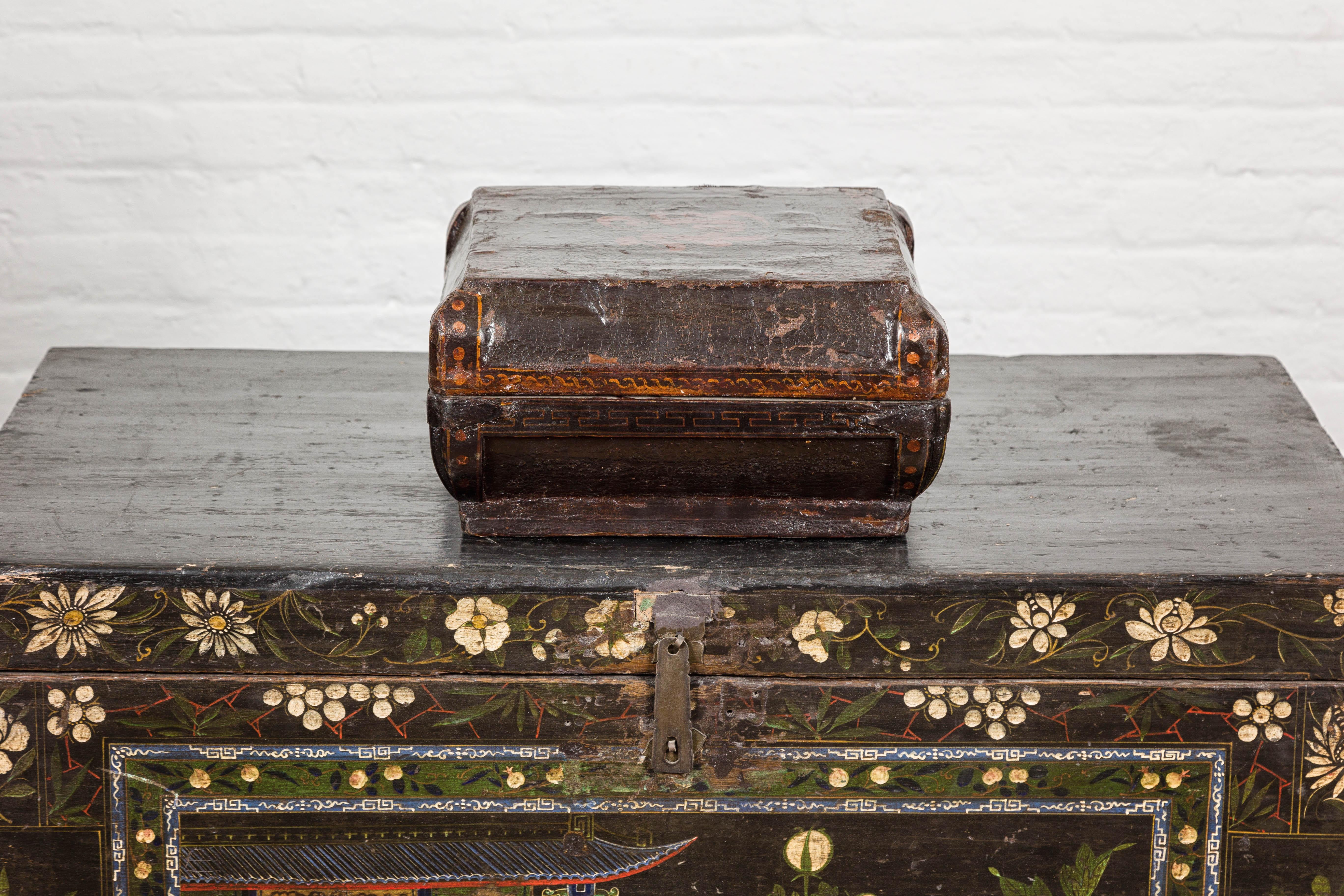 Boîte chinoise ancienne laquée sur bois avec calligraphie et entretoises en fer en vente 5