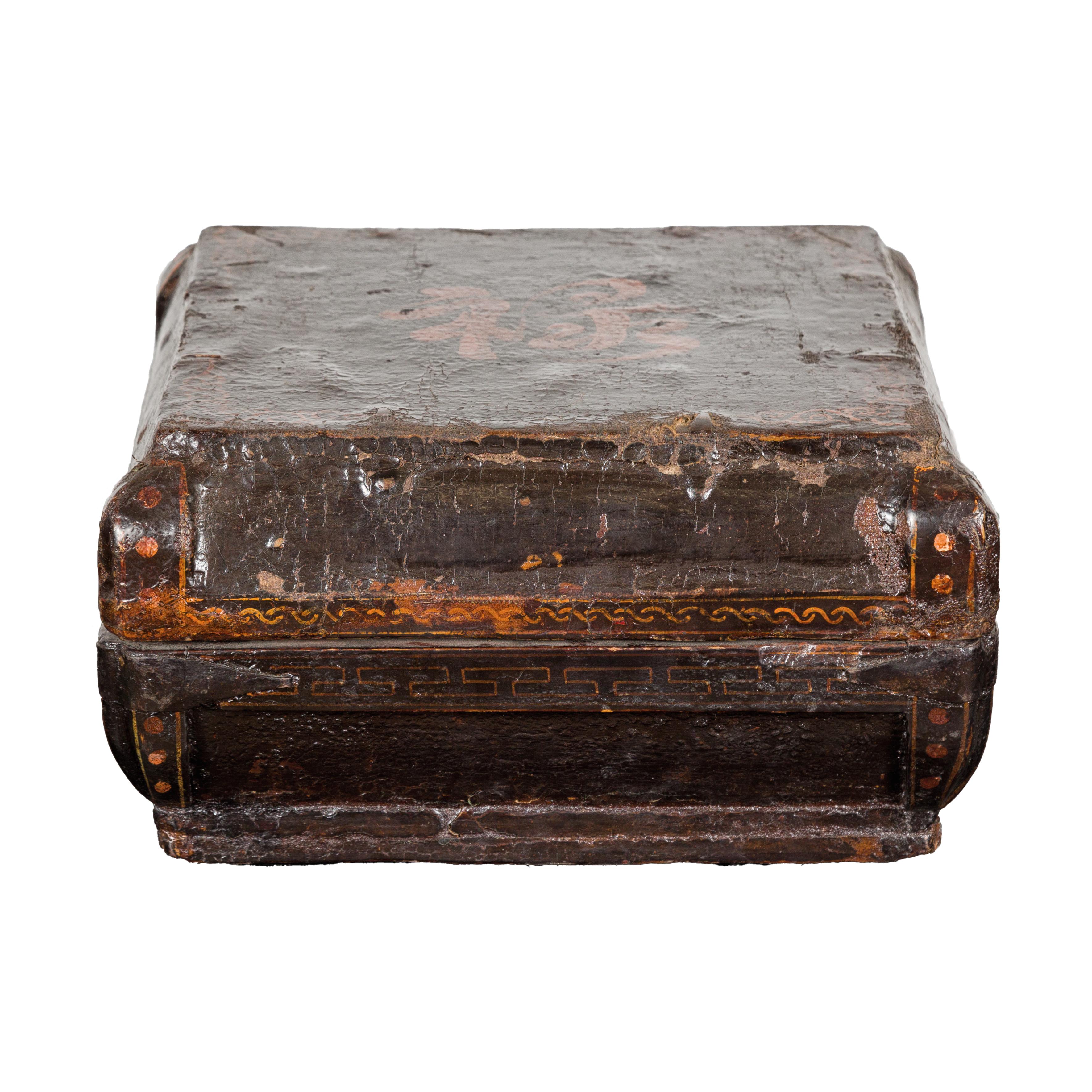 Boîte chinoise ancienne laquée sur bois avec calligraphie et entretoises en fer en vente 9