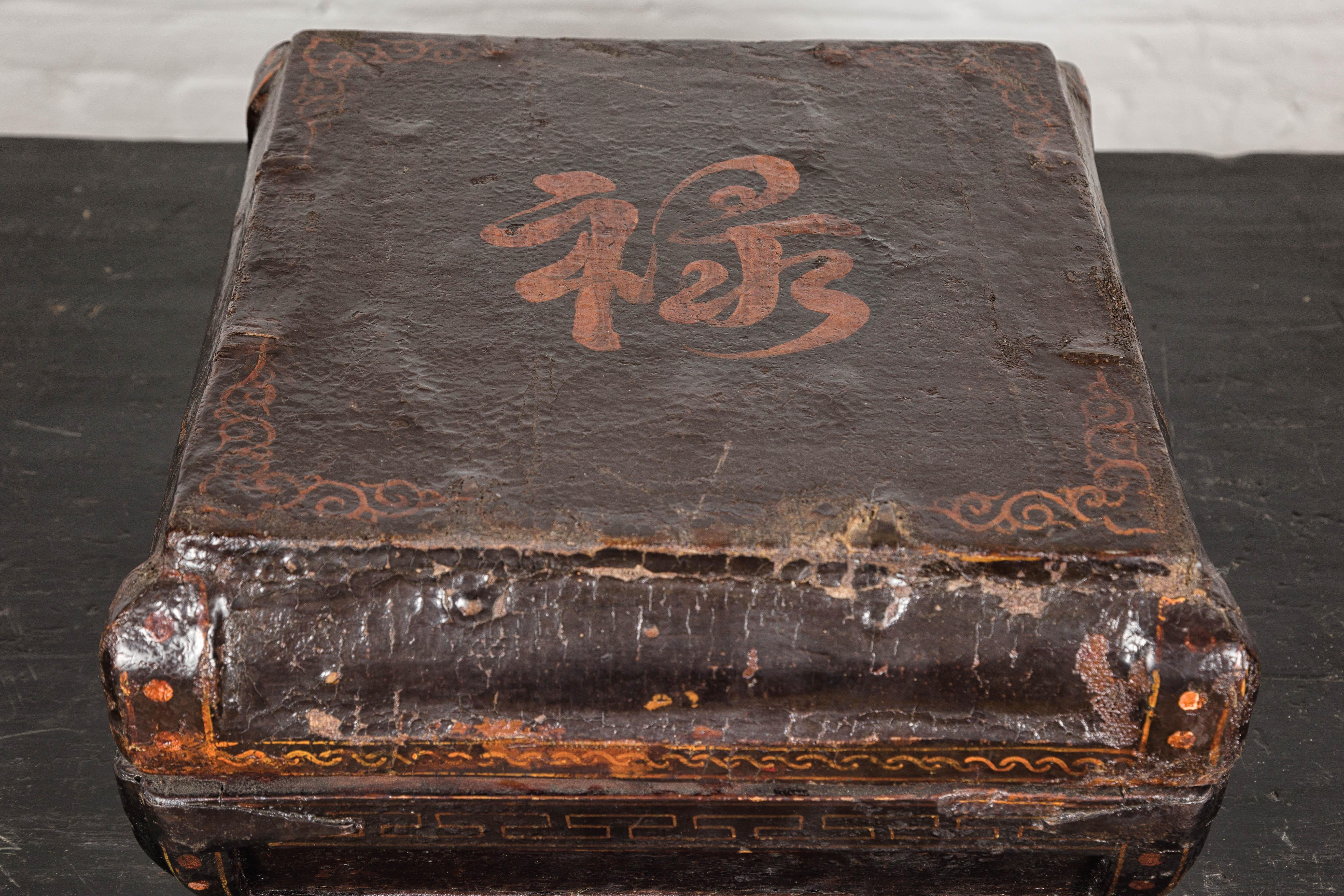 Alte chinesische Lackierte Stoff- über Holzschachtel mit Kalligrafie und Eisenarmbändern im Angebot 1