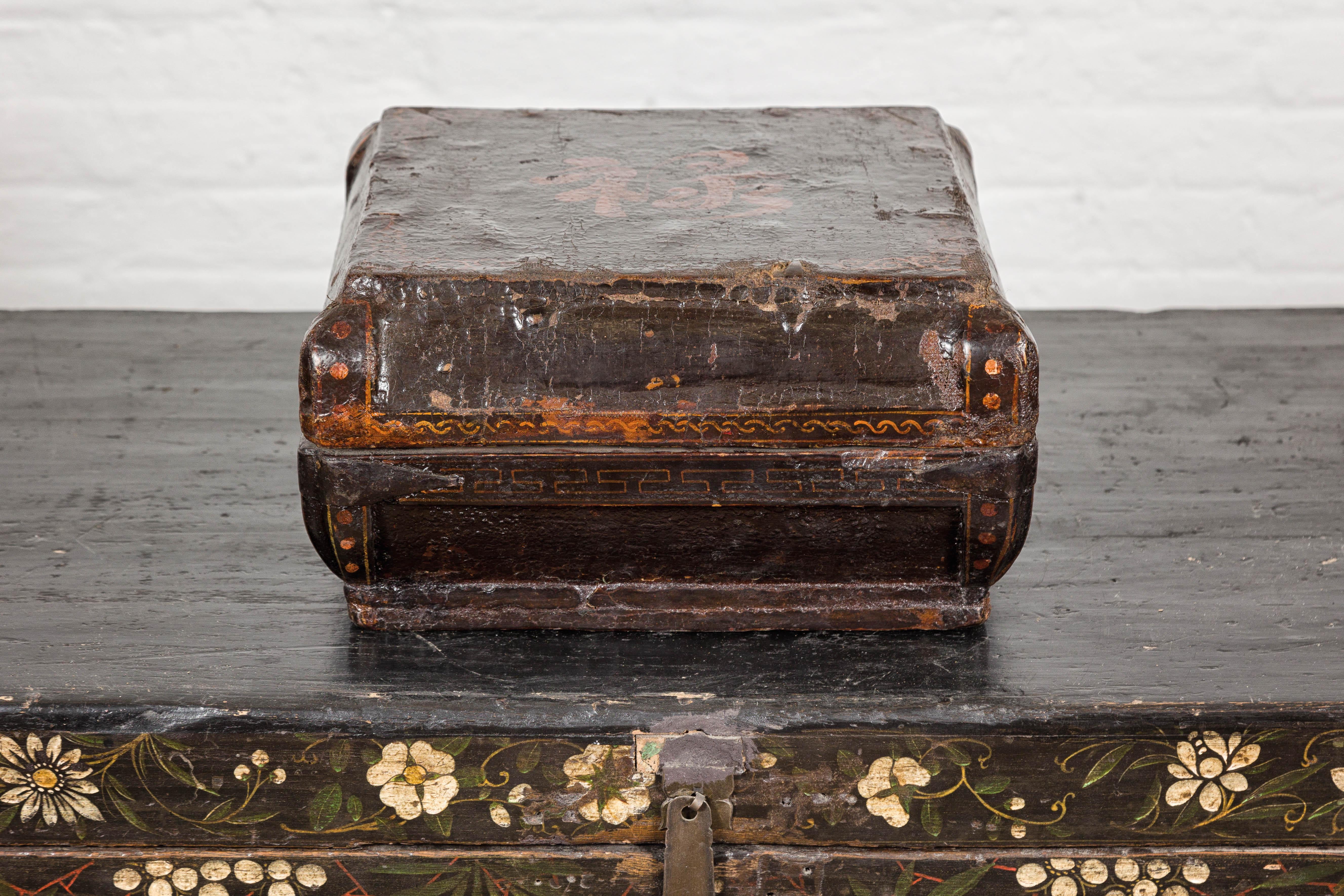 Tissu Boîte chinoise ancienne laquée sur bois avec calligraphie et entretoises en fer en vente