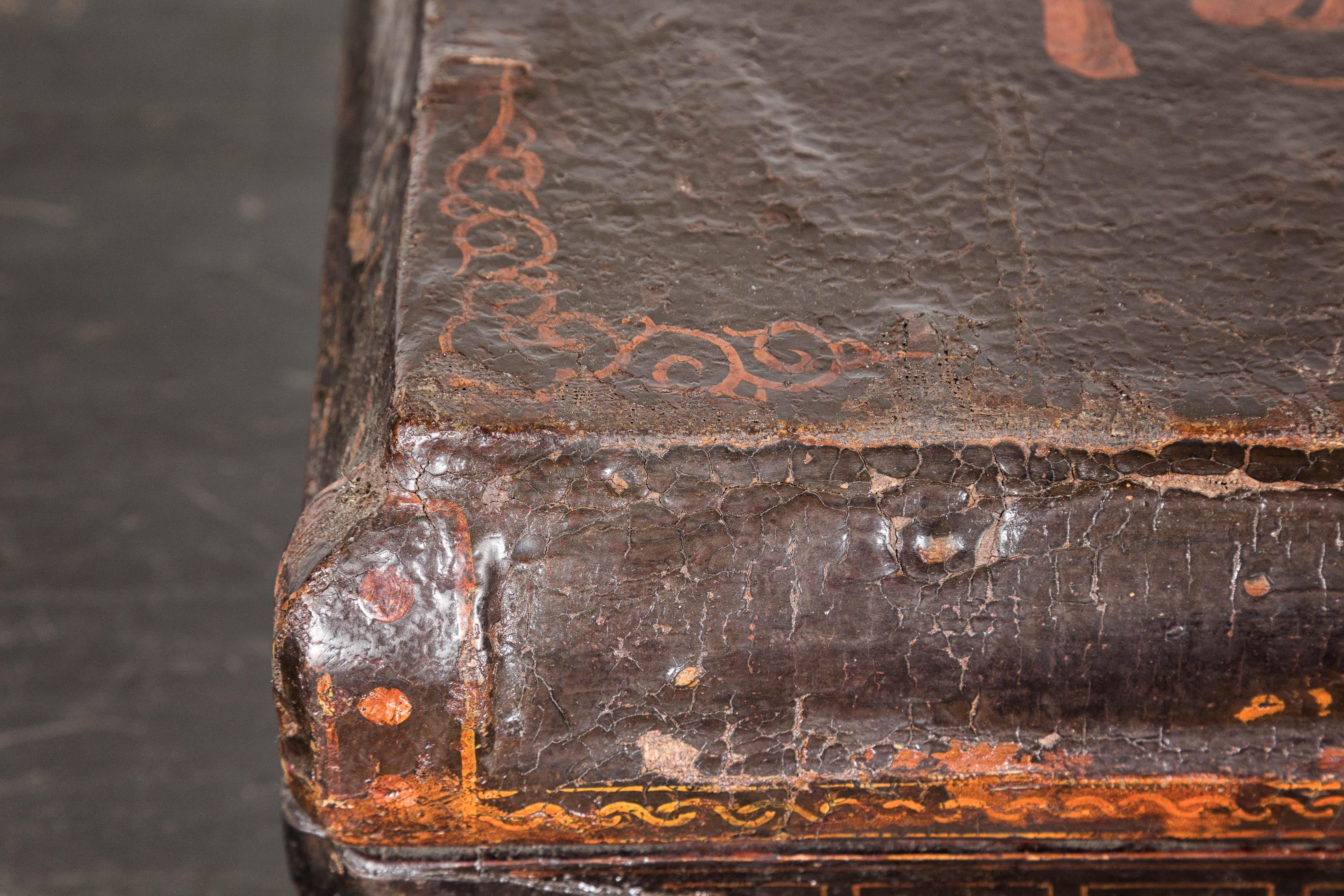 Boîte chinoise ancienne laquée sur bois avec calligraphie et entretoises en fer en vente 1