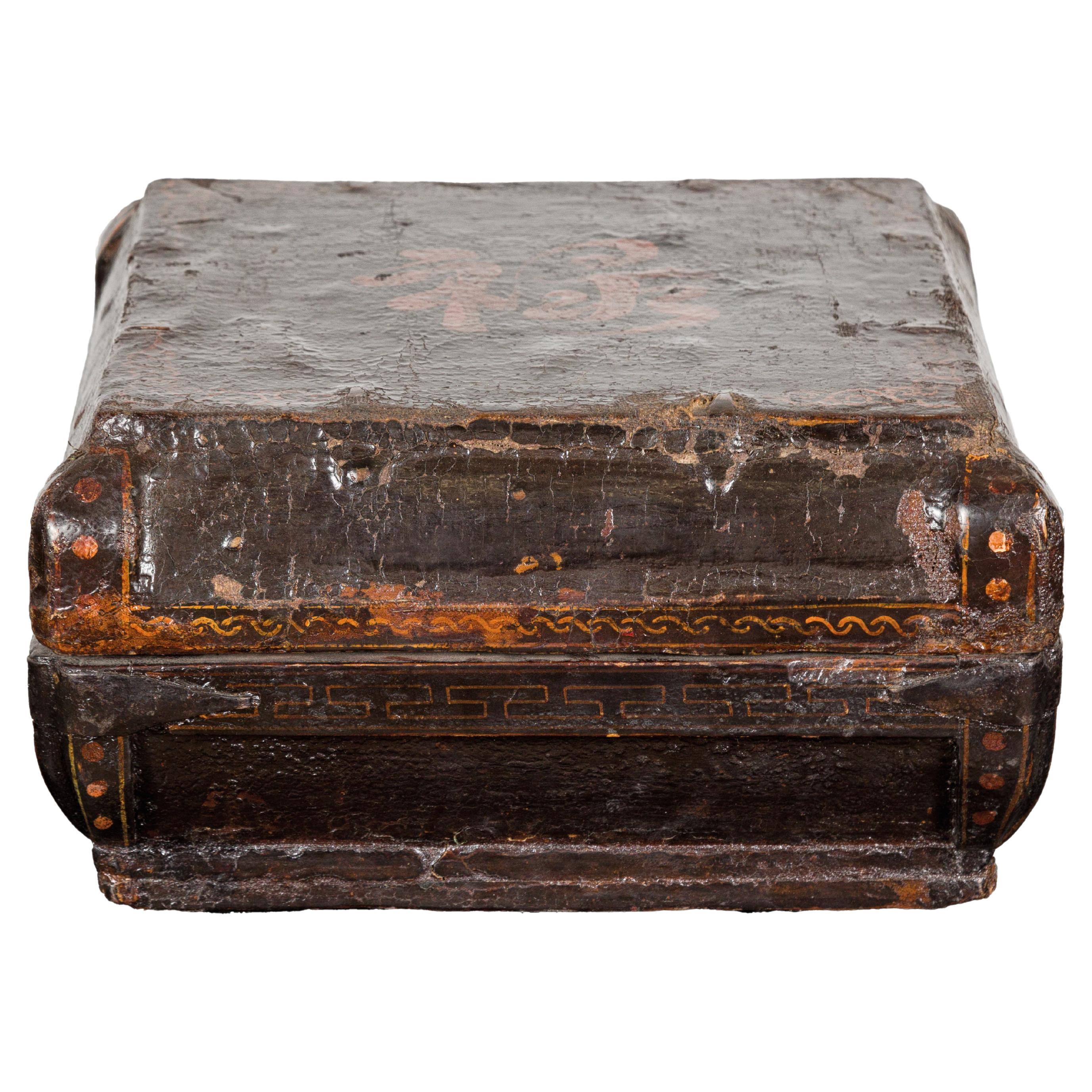 Boîte chinoise ancienne laquée sur bois avec calligraphie et entretoises en fer en vente