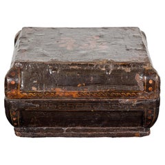 Boîte chinoise ancienne laquée sur bois avec calligraphie et entretoises en fer