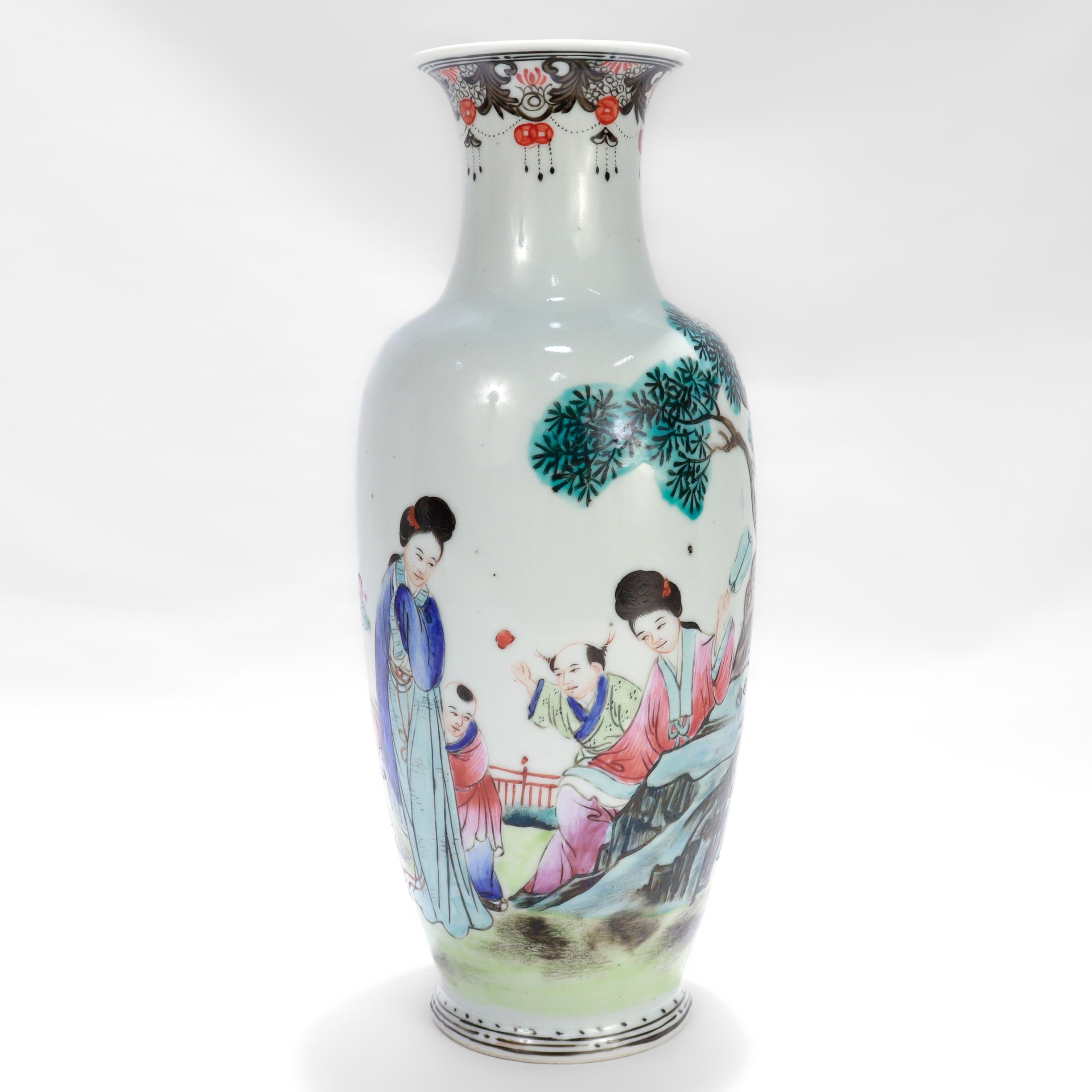 Vase en porcelaine chinoise de la période de la République.

En forme de balustre.

Décorée d'une scène peinte représentant deux femmes et trois garçons en costume traditionnel chinois. À l'arrière-plan se trouvent des arbres et un affleurement