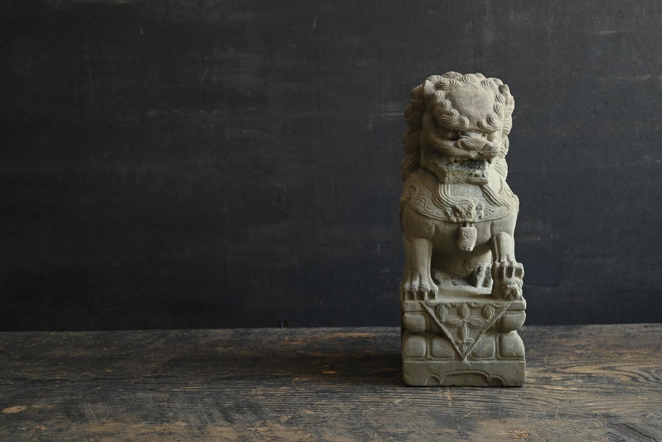 This is a small but very presentable stone lion statue believed to have been made in China. It was probably made in the 20th century, probably after the Republic of China period, and is made of sandstone, a stone material with a characteristic rough