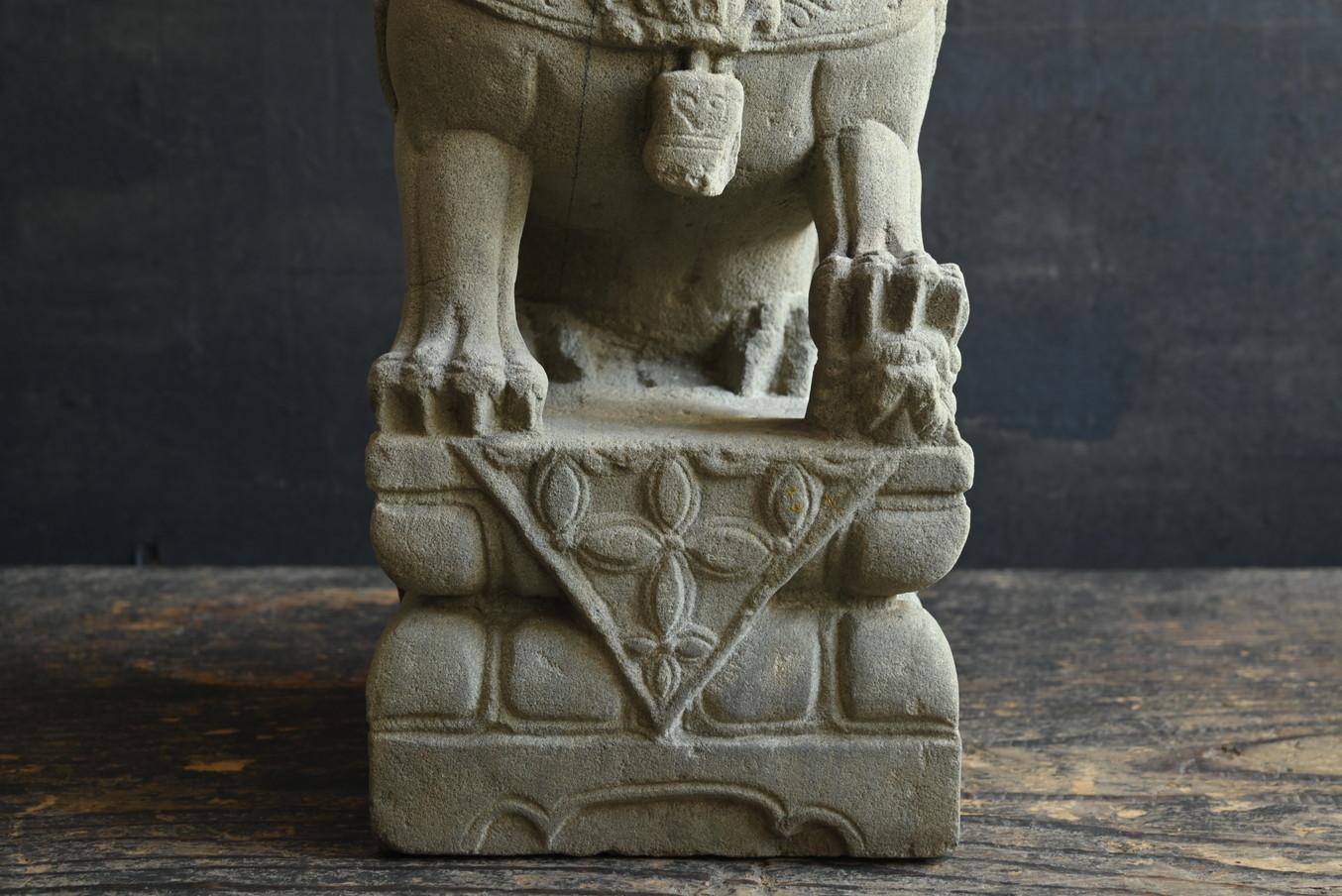 Old Chinese stone carved lion typeA /Early 20th century/Garden ornament In Fair Condition For Sale In Sammu-shi, Chiba