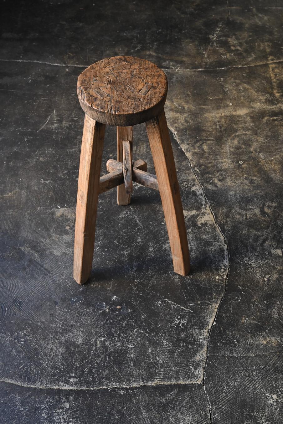 Antiguo taburete chino / Siglo XX / Silla de tres patas de buen gusto Carpintería en venta