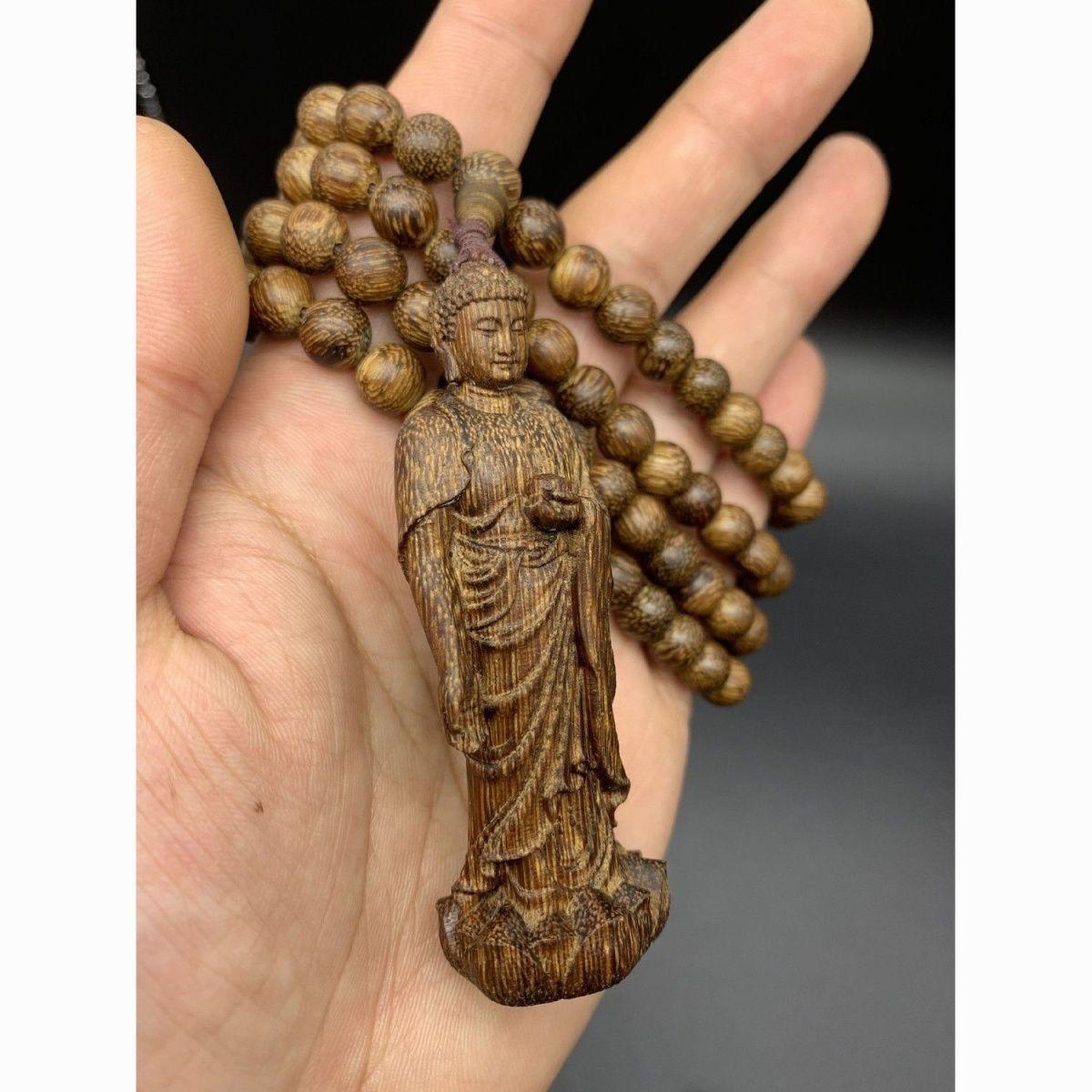 Collar de cuentas y colgante de estatua de Buda de pie tallada en madera de agar china antigua Madera
