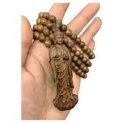 Collar de cuentas y colgante de estatua de Buda de pie tallada en madera de agar china antigua