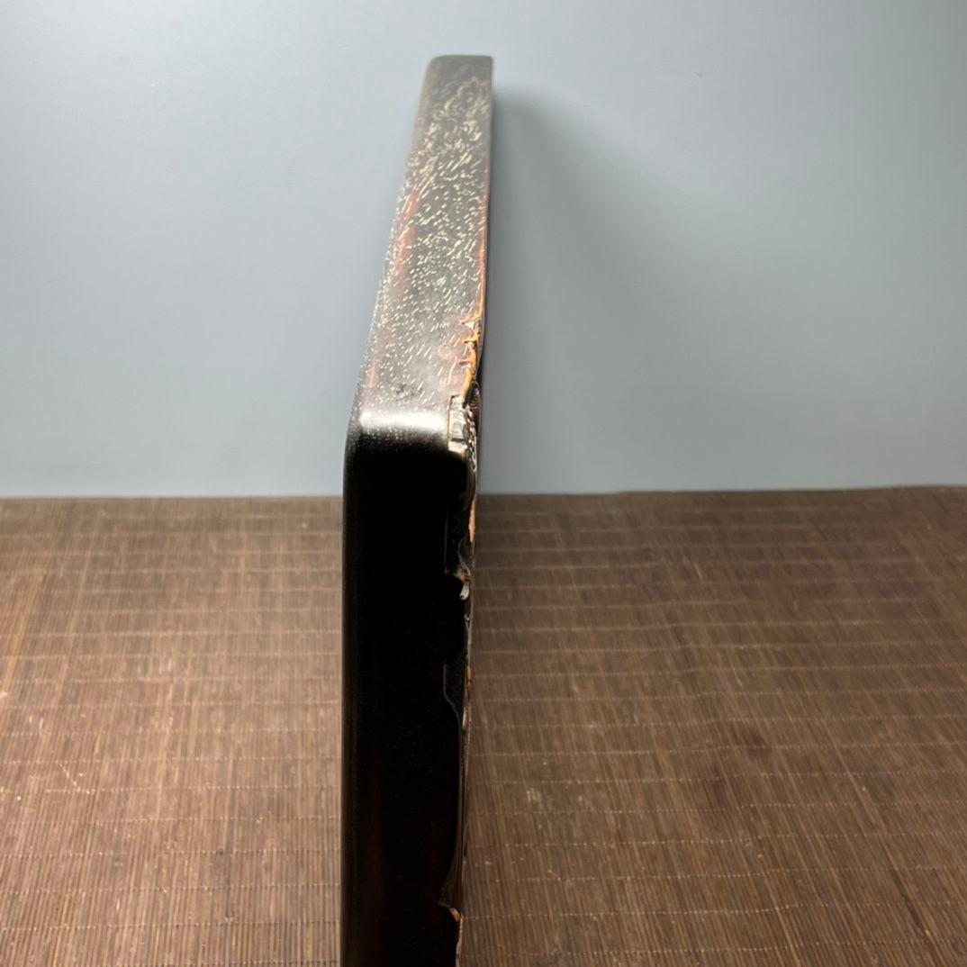 Legno Vecchio piatto cinese in legno con incisioni di pesci e fiori di loto in vendita