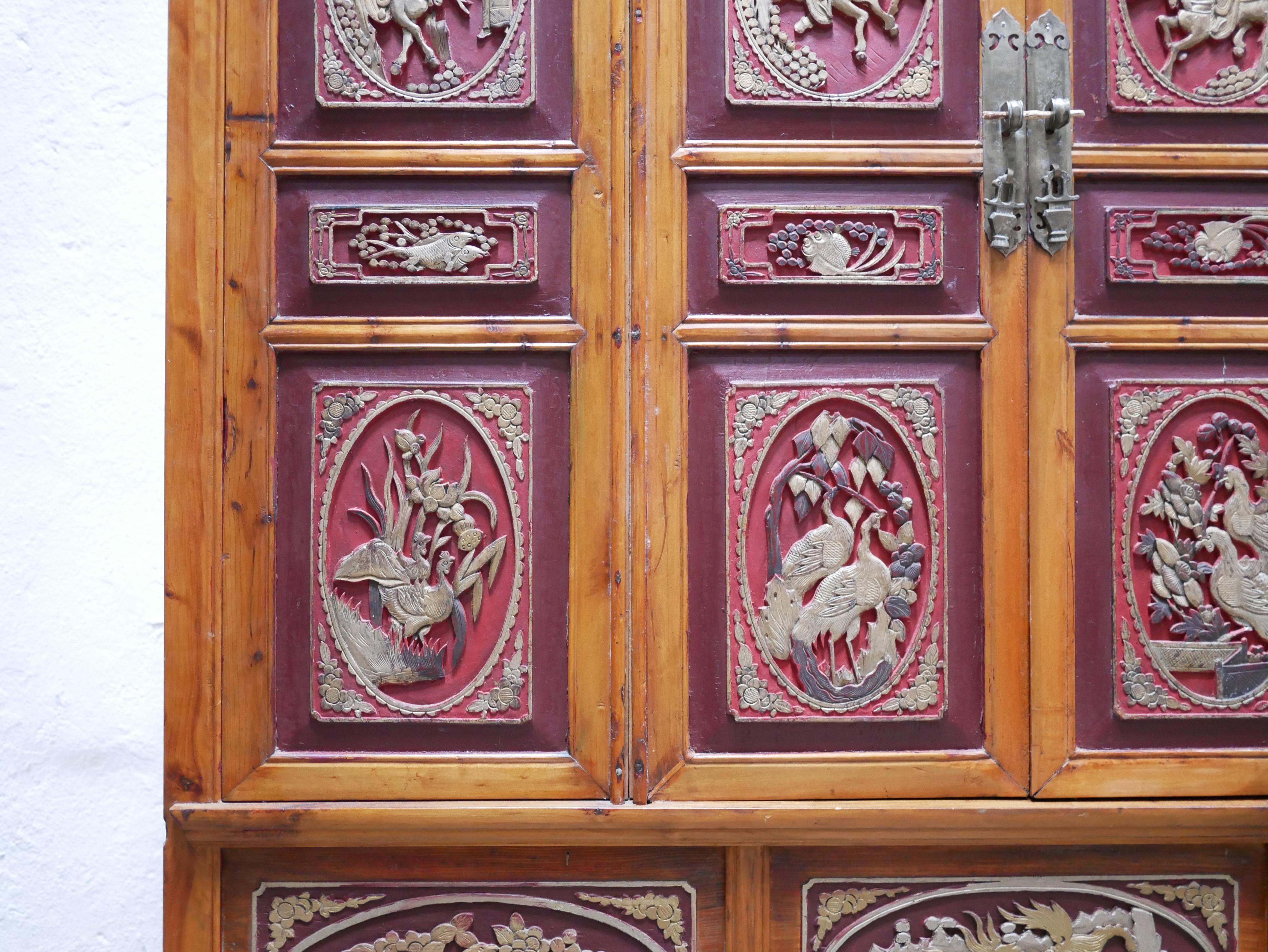 Chinese wardrobe in solid wood, late 19th, early 20th century.

Aesthetic and practical, it will be perfect in a current decoration.
The color of the wood is bright and warm.
Of good size, it offers valuable storage.
Authentic piece of