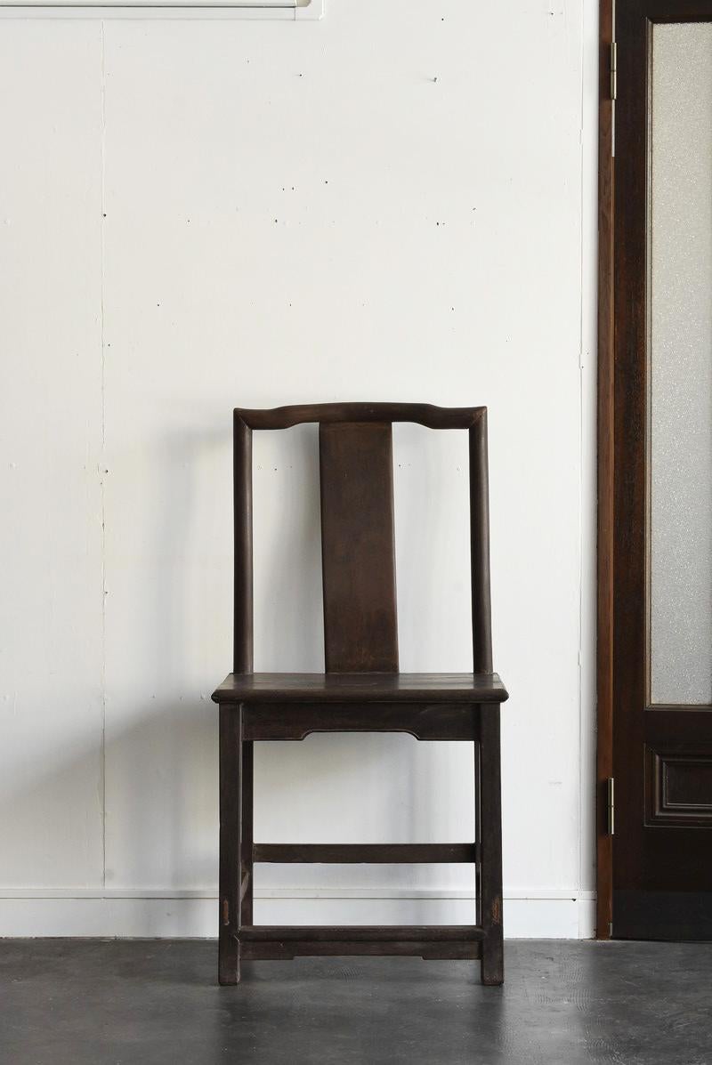 This is an old Chinese wooden chair.
It is a design that reproduces the furniture of the Ming dynasty (1368-1644) in China.

The chairs of this design are often relatively light in color, which is dark brown and cool.

The structure is stable