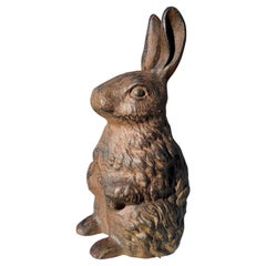 Vieux lapin de jardin brun chocolat aux oreilles dressées