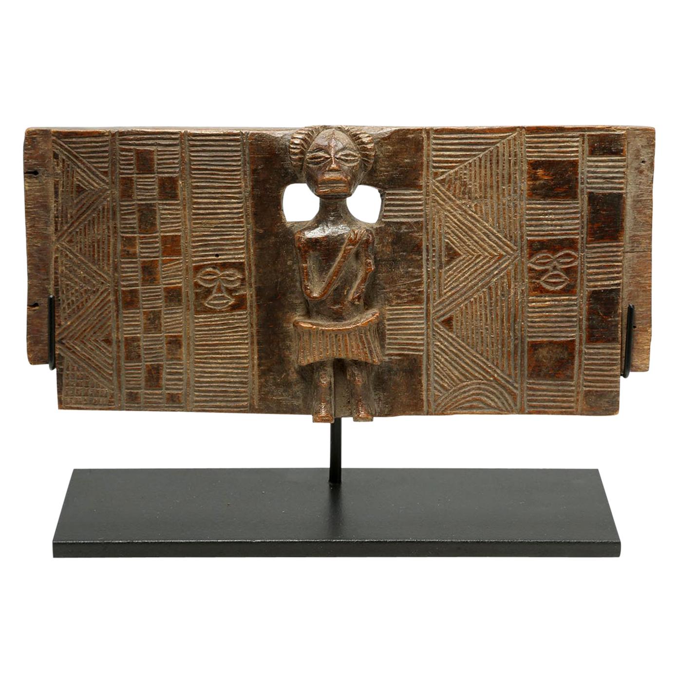 Geschnitzte Standfigur aus altem Chokwe-Stuhl mit Stuhlrücken, Kongo, frühes 20. Jahrhundert
