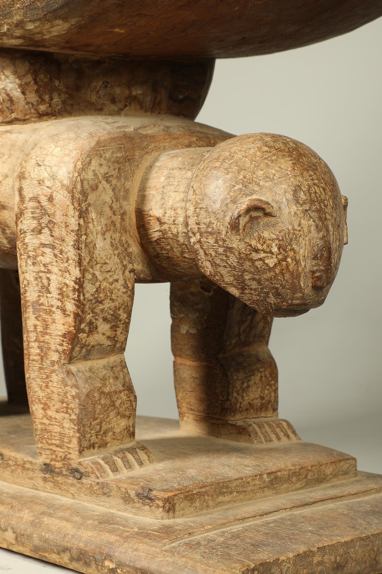 Sculpté à la main Ancien tabouret classique à fente en Wood Ashanti avec support léopard Milieu du 20ème siècle en vente