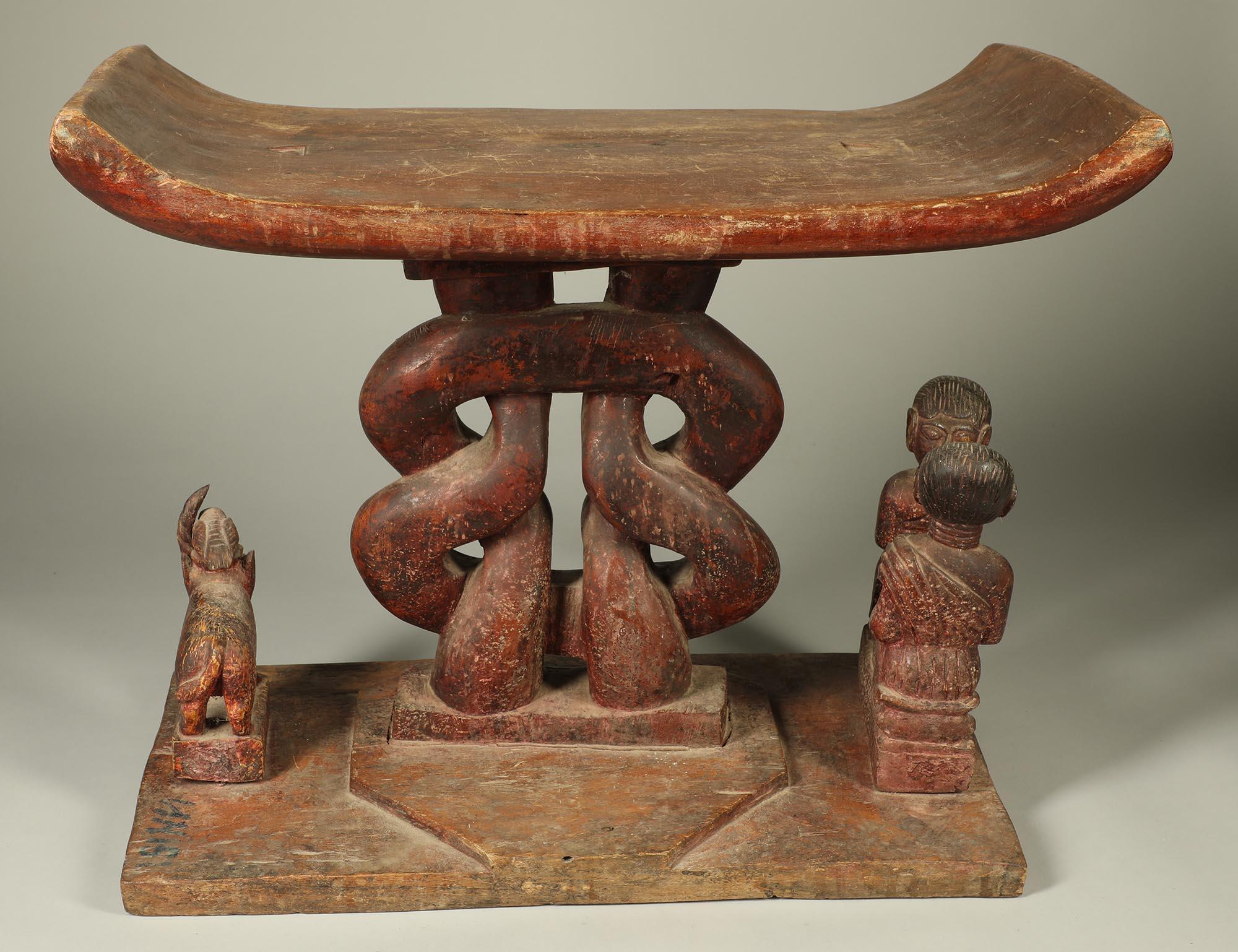 Old Classic Wood Ashanti Stool with King Figure & Endless Knot Mid-20th century In Fair Condition In Point Richmond, CA