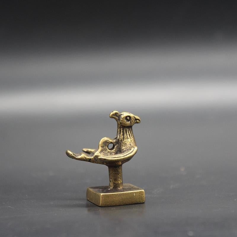 Découvrez un pan de l'histoire de la Chine avec ce sceau de l'oiseau en bronze de l'ancienne Collectional de la dynastie Qing, un artefact exquis de l'une des dynasties les plus emblématiques de la Chine. Habilement réalisé en bronze massif, ce