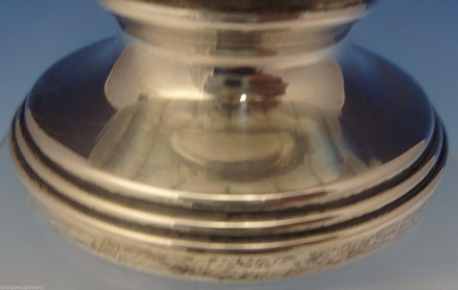 Vecchio coloniale di Towle
Sontuosamente decorato e rappresentante l'apice dell'arte argentiera, Old Colonial è un'espressione impareggiabile di raffinatezza in argento. Meraviglioso set da tè in argento sterling da 3 pezzi Old Colonial by Towle.
