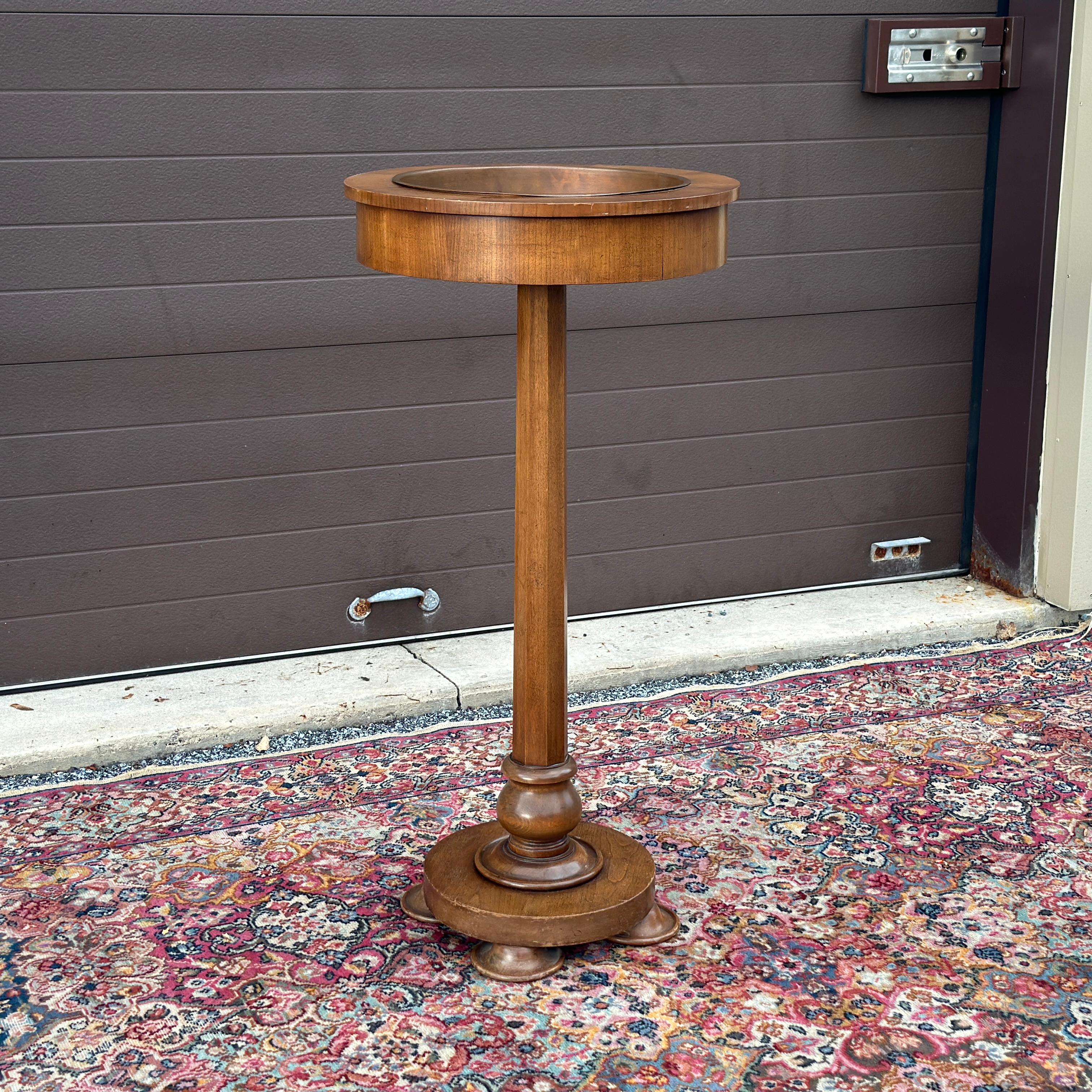 Old Colony Furniture Co. Plant Stand Pedestal With Copper Liner In Good Condition For Sale In West Chester, PA
