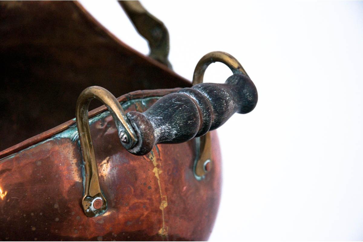 Old copper bucket vessel, pot. 
Measures: Height 47 cm
Width 38 cm
Depth 34 cm.
 