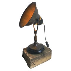 Lampe à chaleur en cuivre ancien convertie, années 1900, base émaillée, lampe de bureau industrielle