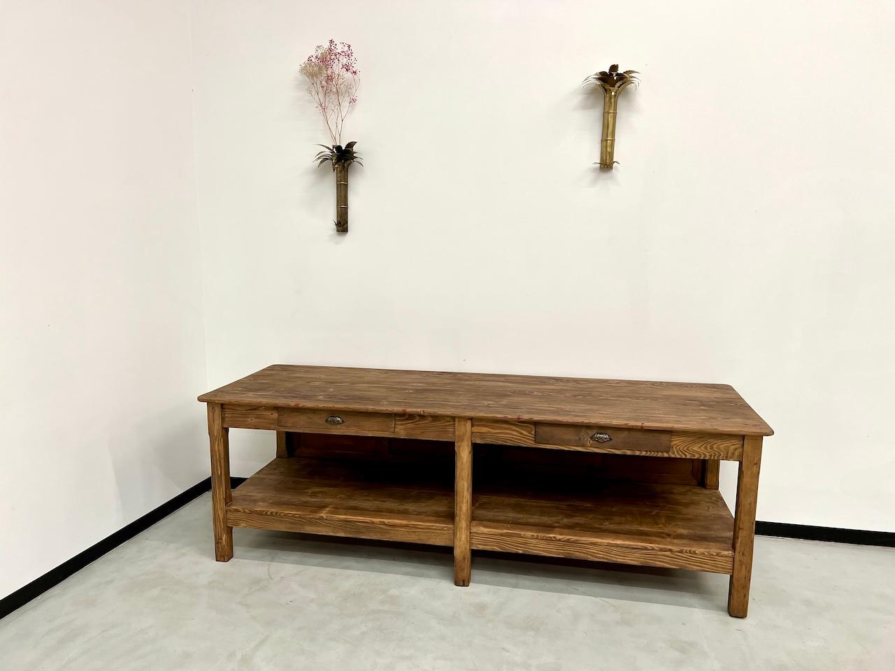 Large solid pine counter with two drawers from the 50s
Maison Lecan presents this old counter on the base of a drapery table that can be used for many purposes. Reception counter in a shop or hotel, product presentation counter, serving trolley for
