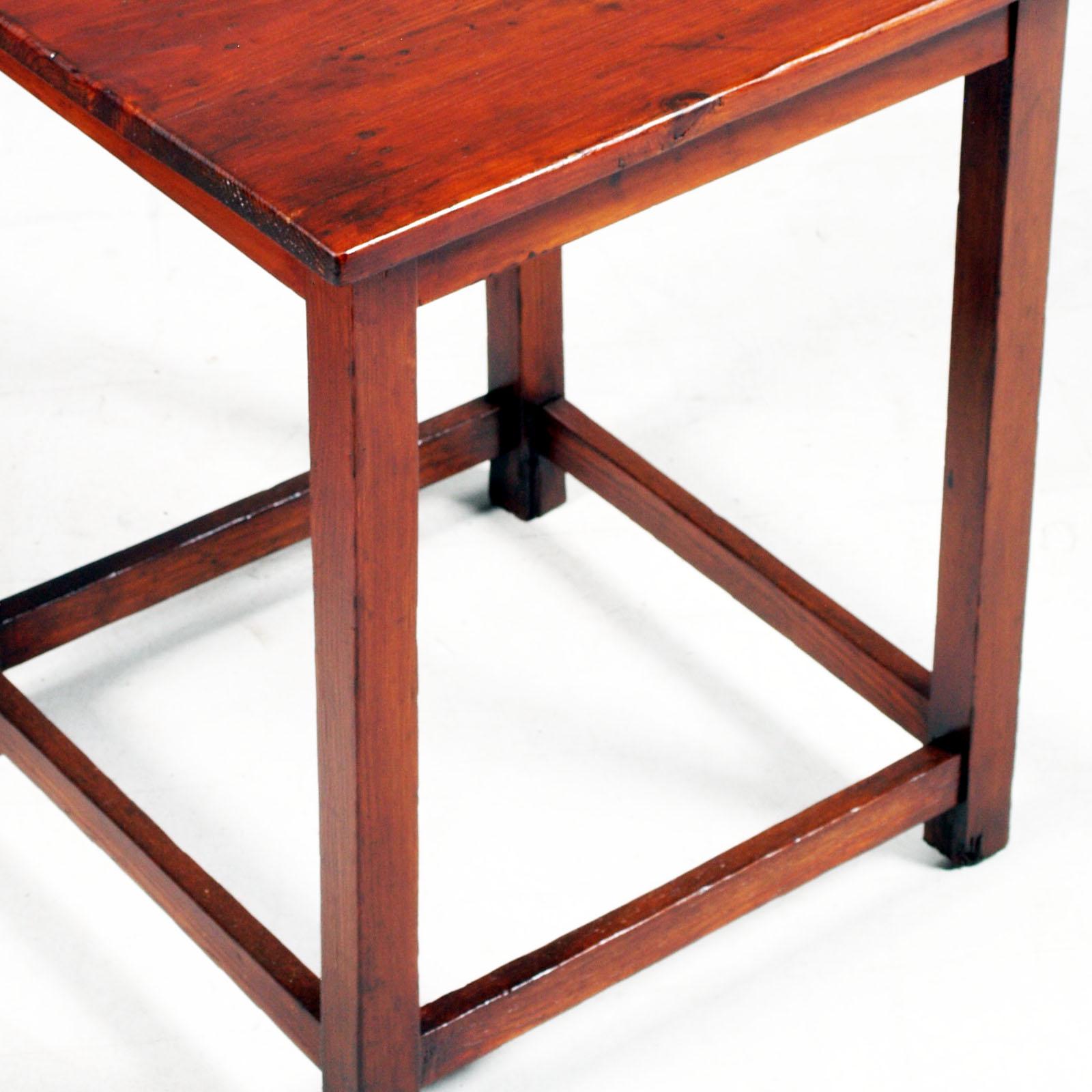 italien Petite table ou table d'appoint de style campagnard ancien, en loupe massive restaurée et finie à la cire en vente