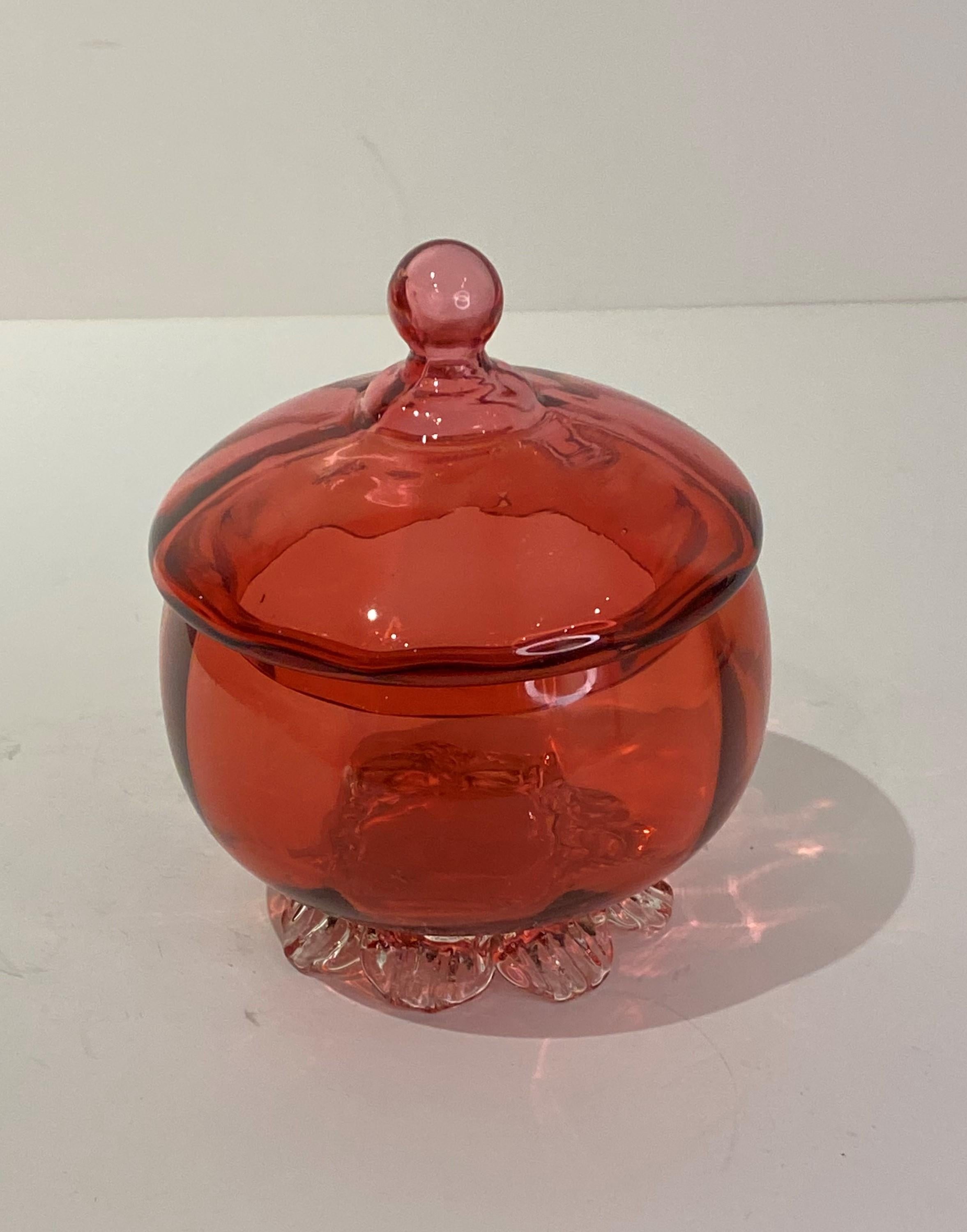 Old Cranberry-Glasschale mit Deckel aus England (Englisch) im Angebot