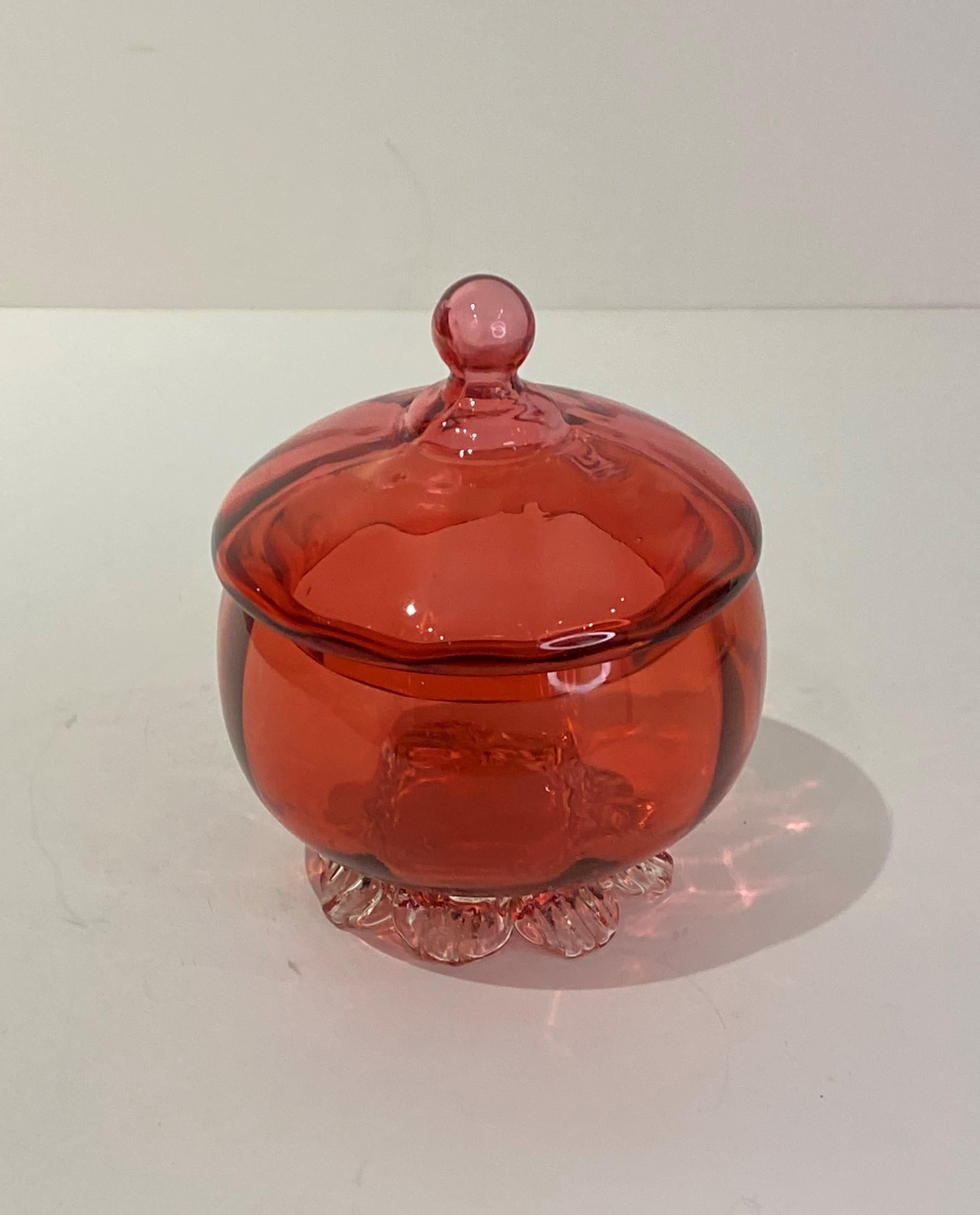 Old Cranberry-Glasschale mit Deckel aus England im Zustand „Gut“ im Angebot in North Salem, NY