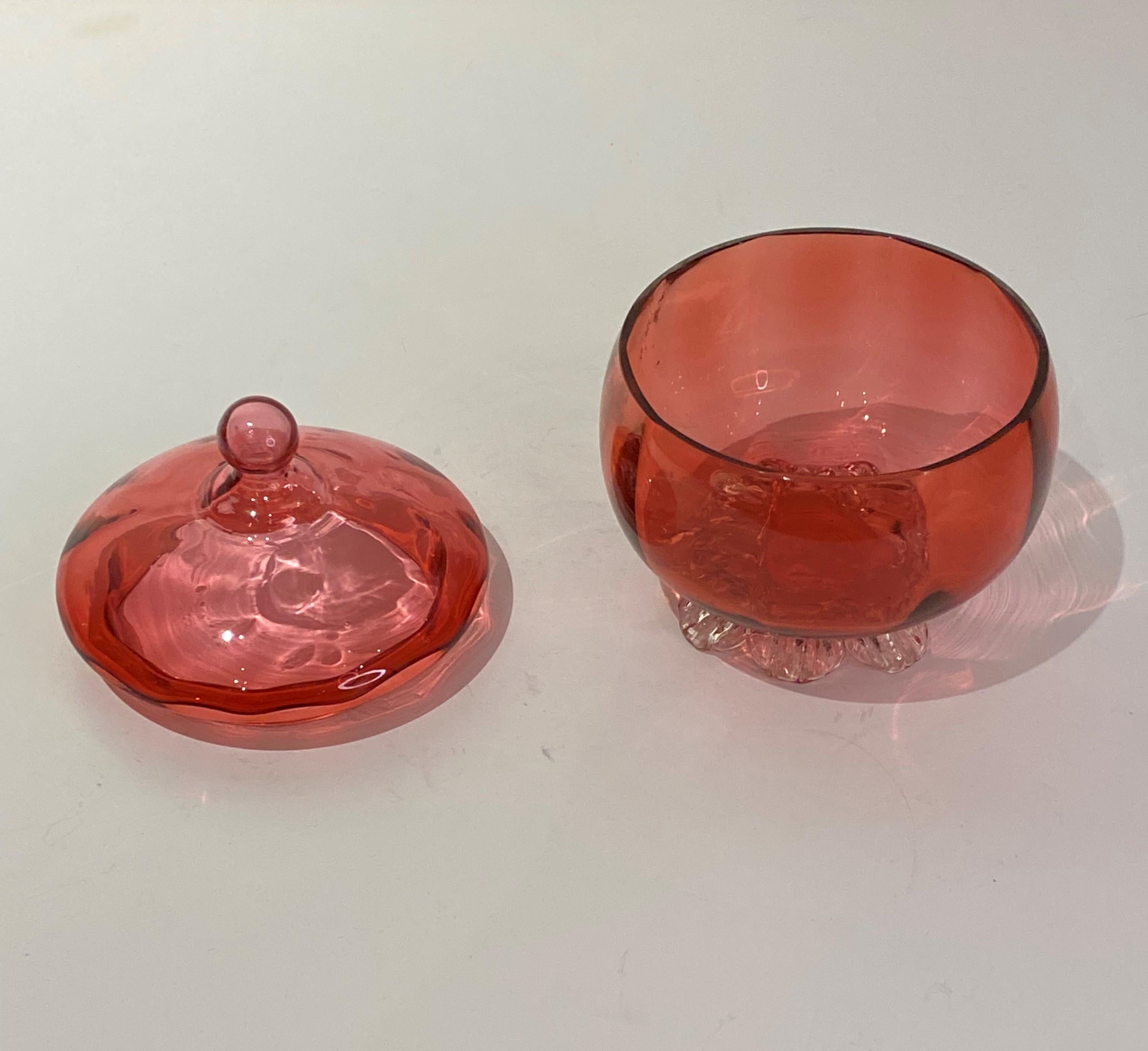 Old Cranberry-Glasschale mit Deckel aus England (19. Jahrhundert) im Angebot