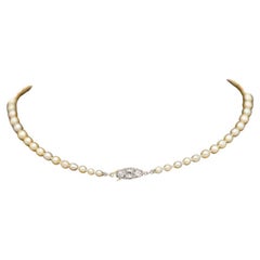 Collana di perle coltivate antiche con chiusura in oro-platino e diamanti europei antichi.