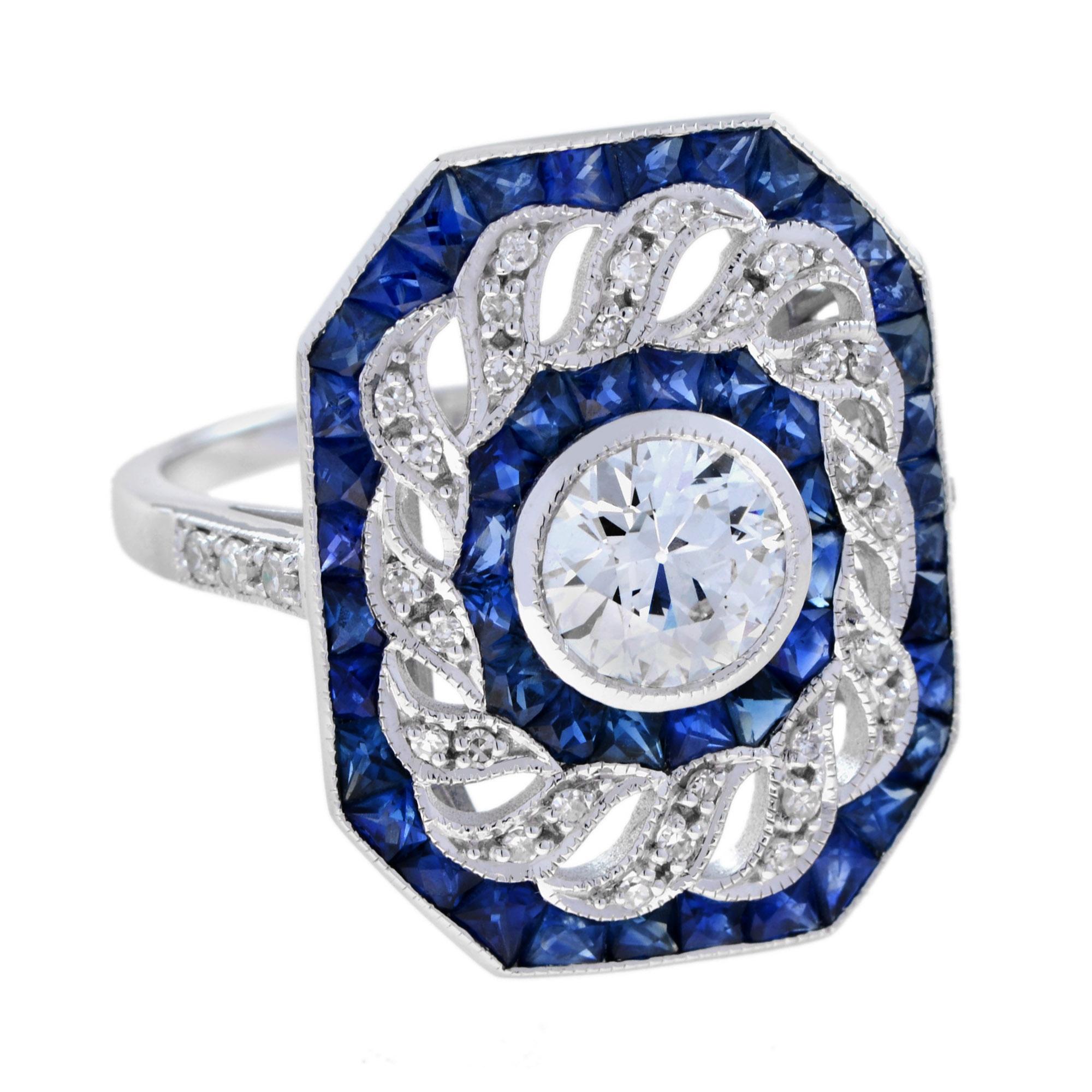 Merveilleuse et très spéciale bague au design antique, modelée en or blanc 18 carats. Il est orné d'un diamant central de 1,2 carat de taille ancienne. La pierre principale est entourée d'une ligne de saphir bleu de taille française et d'une ligne