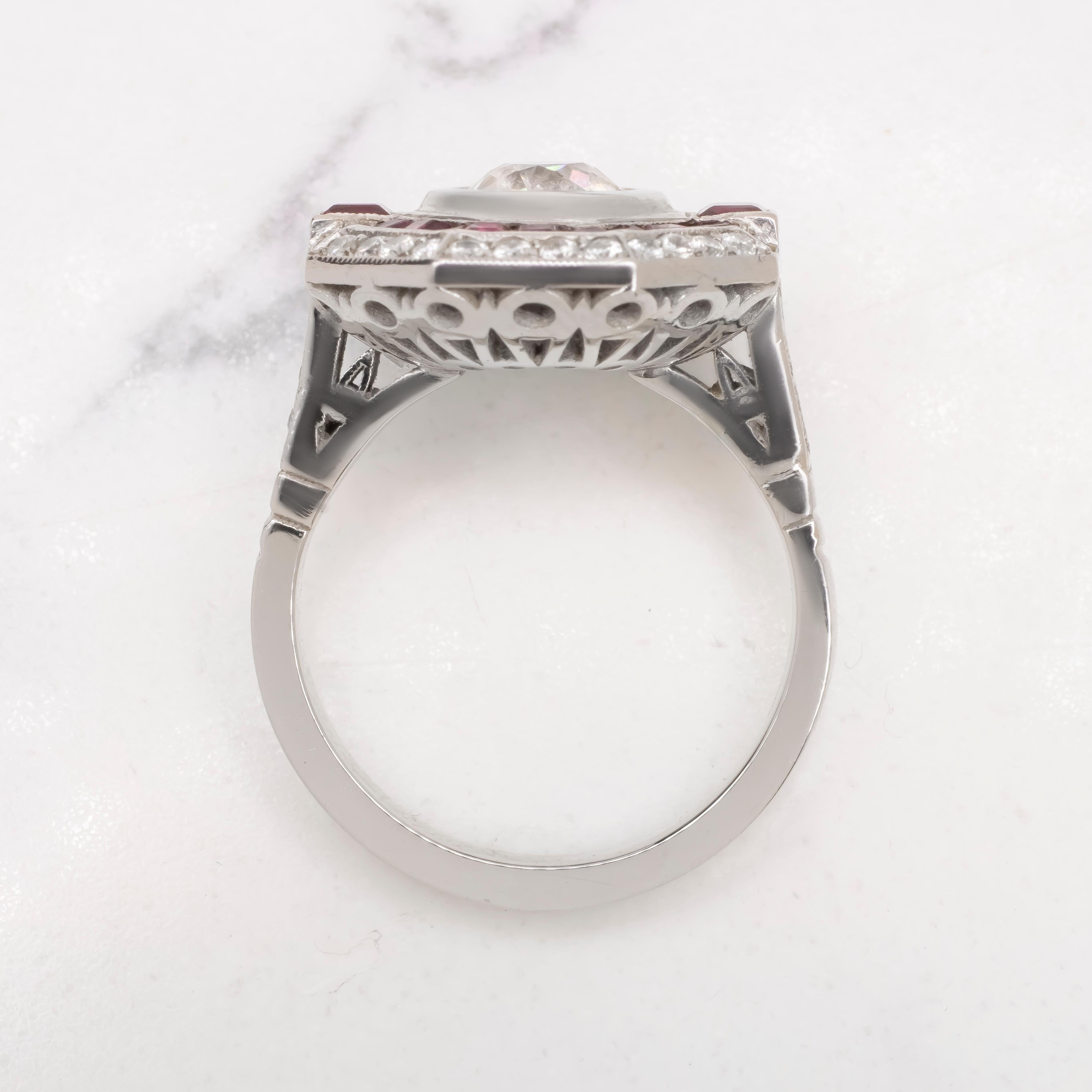 Magnifique bague avec un étonnant diamant de taille européenne pesant 1.02 ct. Le cadre est en platine et serti de rubis. La pierre centrale a été taillée à la main dans les années 1920 et 1930.

La bague, de construction récente, est l'œuvre