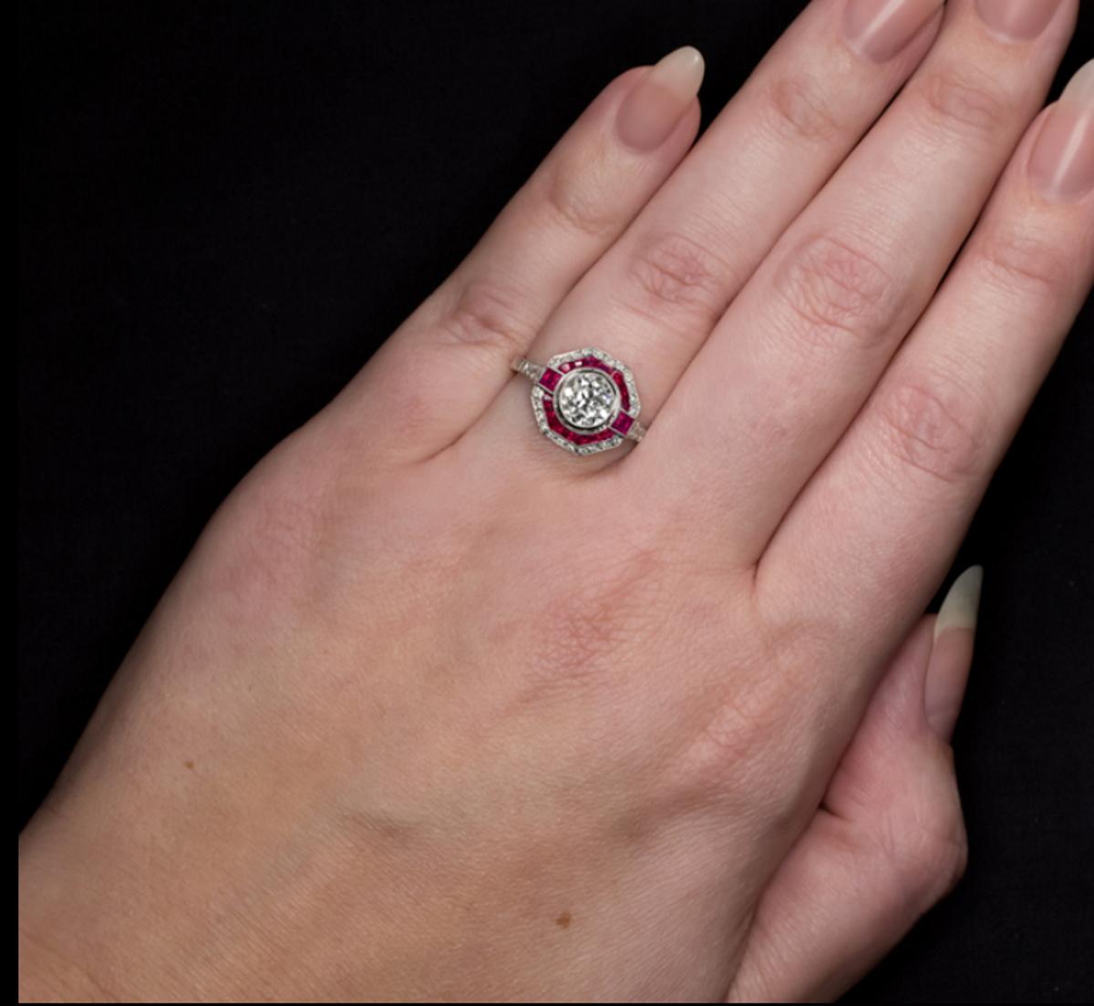 Schöner Ring mit einem erstaunlichen Diamanten im alten europäischen Schliff mit einem Gewicht von 1.02 ct. Der Rahmen besteht aus Platin und ist mit Rubinen besetzt. Der Mittelstein wurde in den 1920er und 1930er Jahren von Hand geschliffen.

Der