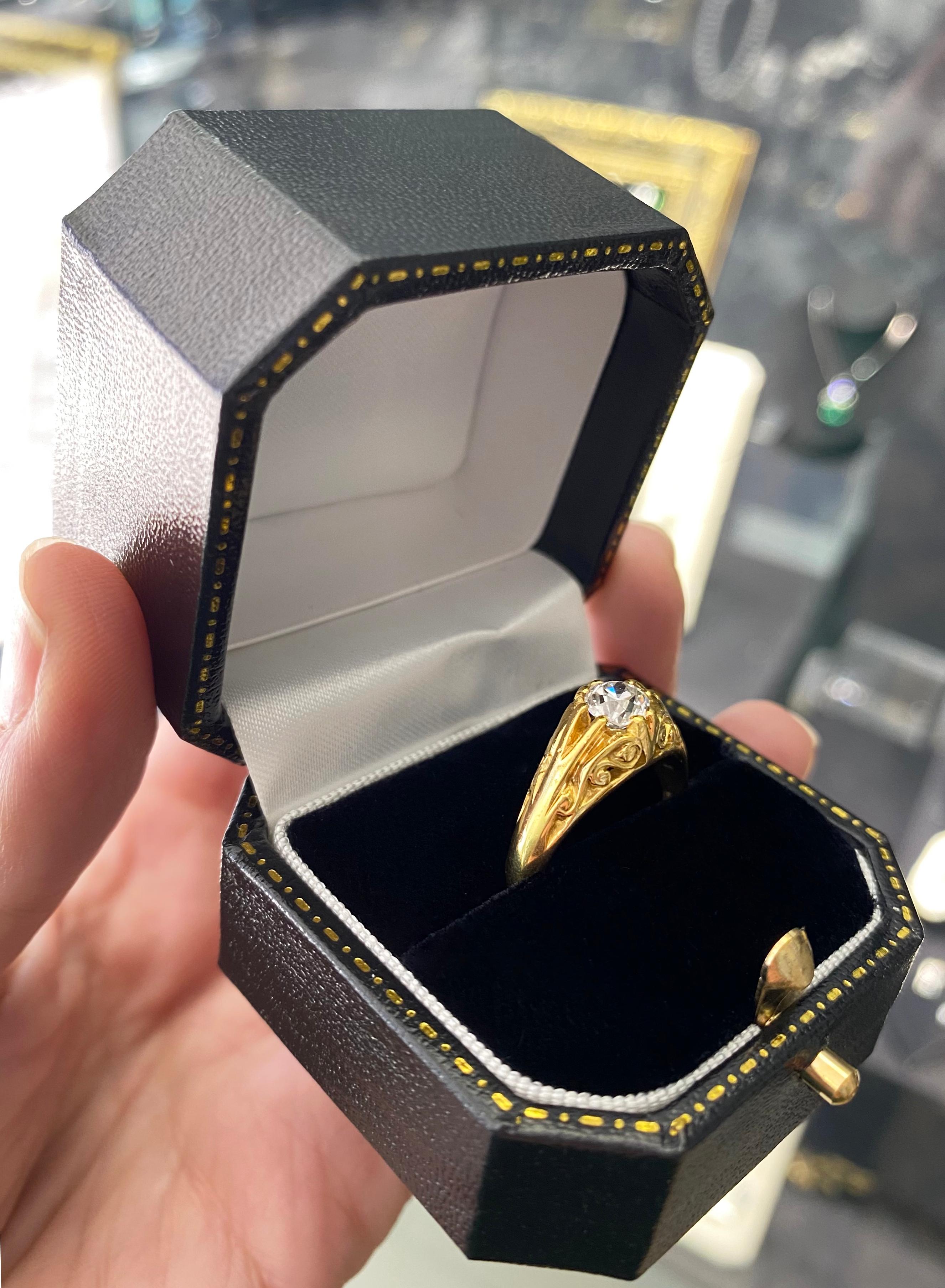 Old Cut Diamond 18 Carat Yellow Gold Carved Gypsy Gents Ring In Good Condition In London, GB