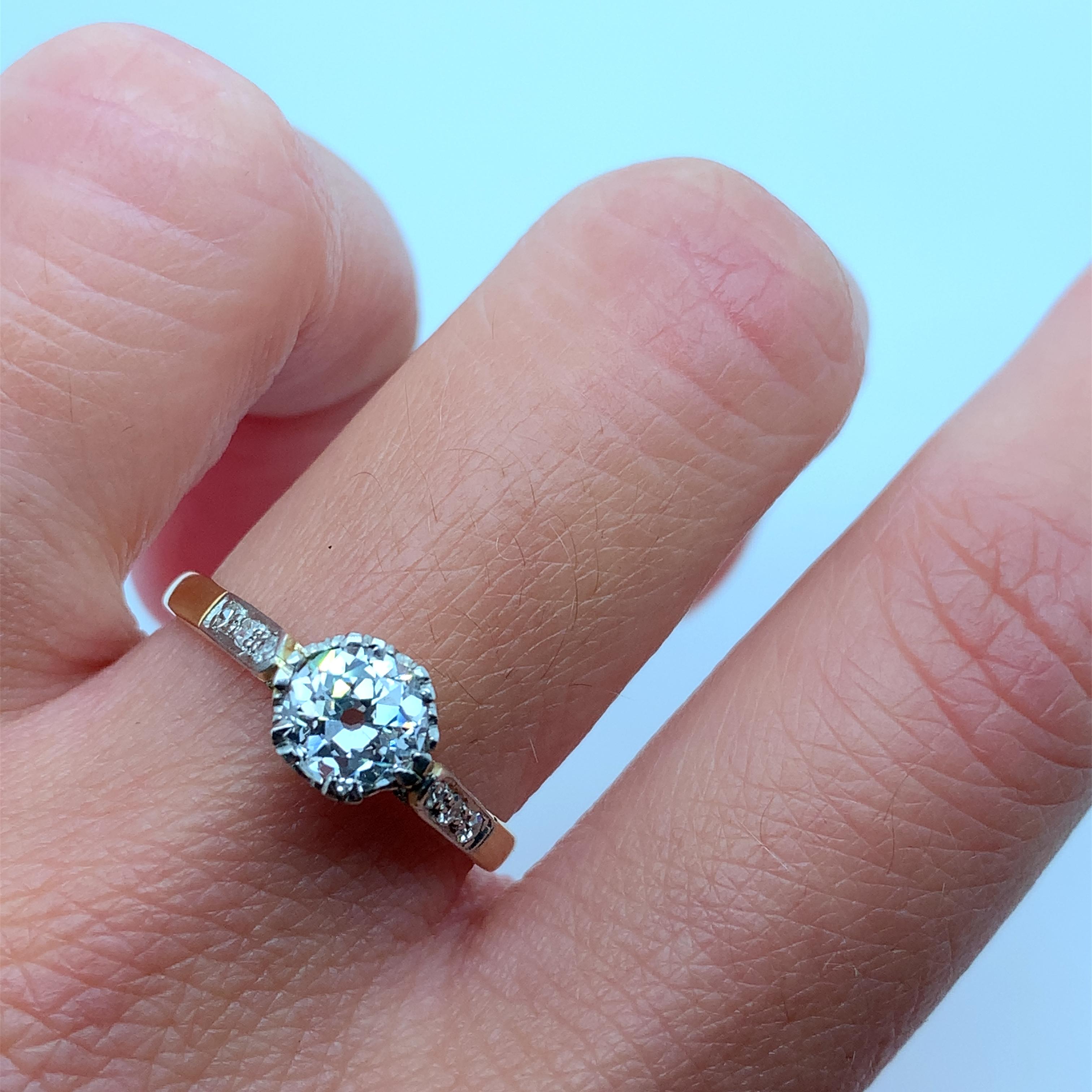Antiker Verlobungsring aus 18 Karat Gelbgold mit 1,10 Karat Diamanten im Altschliff.

Wunderschöner antiker Verlobungsring mit Diamant im alten Schliff aus 18 Karat Gelbgold.

Solitärring aus 18 Karat Gelbgold mit großem Diamanten im Altschliff

Alt