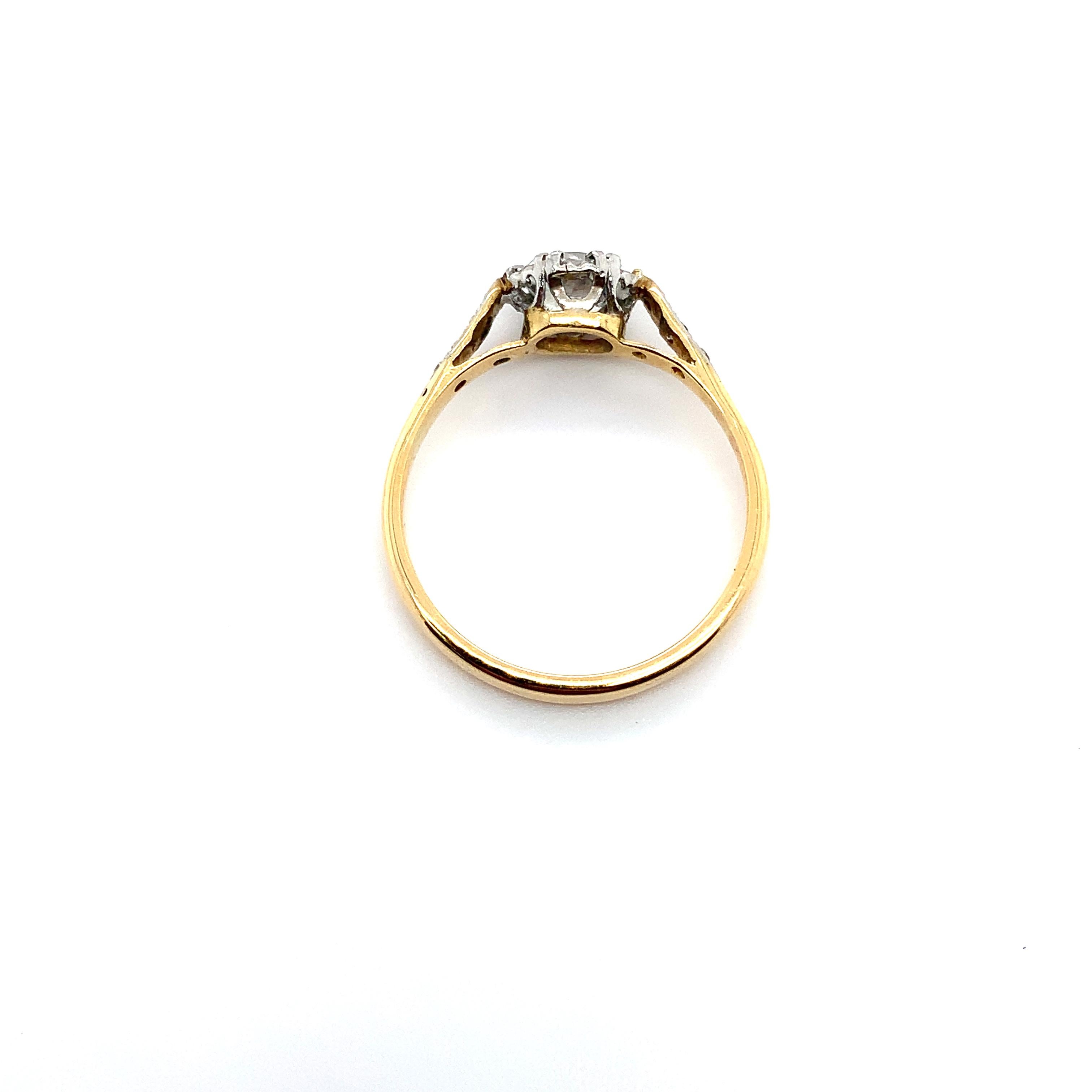 Antiker Verlobungsring mit Diamanten im alten Schliff 18k Gelbgold (Alteuropäischer Schliff) im Angebot