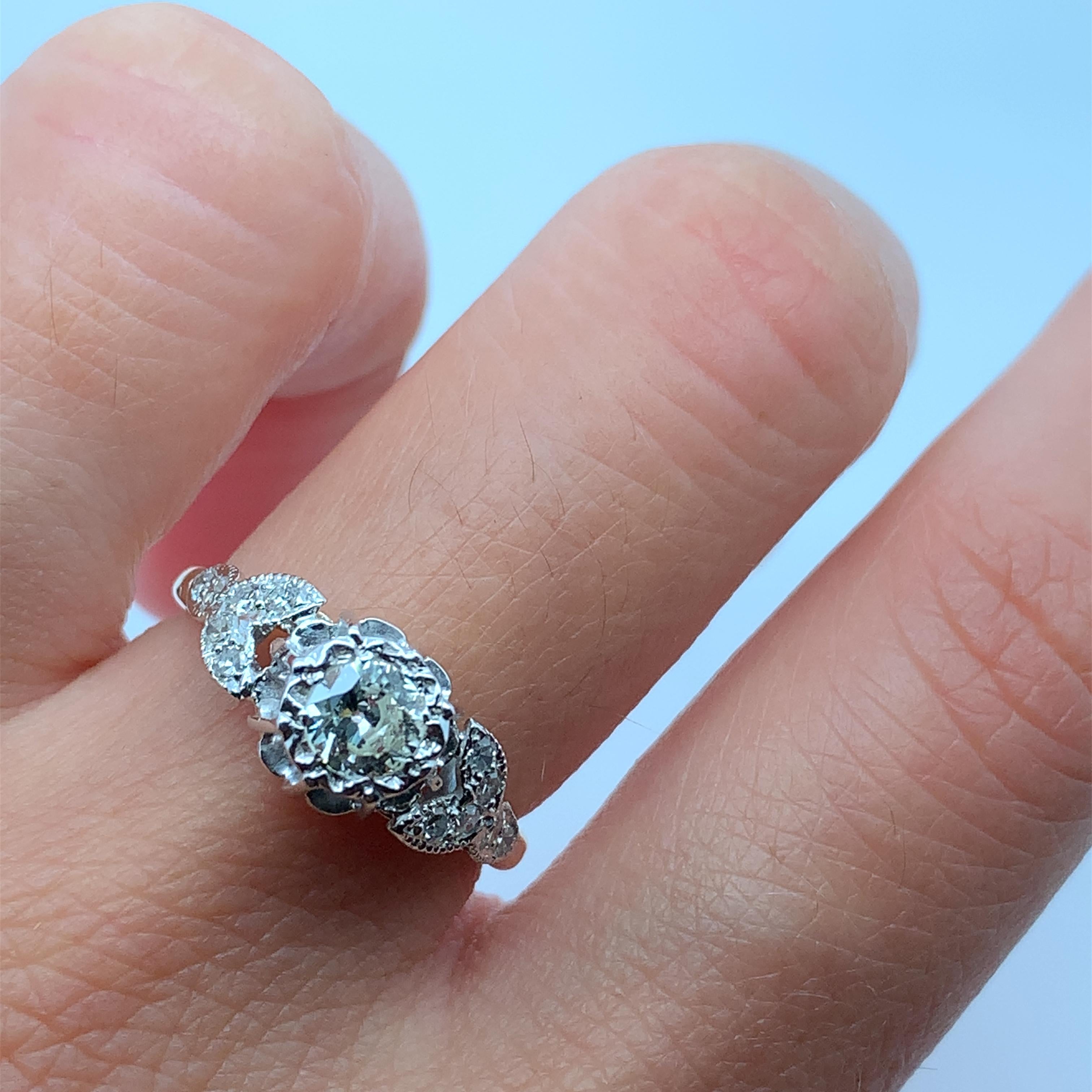 
0,75ct Altschliff-Diamant rund geformt antiken Stil Solitär-Verlobungsring in 18ct Gelbgold und Platin Kopf mit Diamanten auf Schultern.
Runder Diamant mit altem Schliff in der Mitte, Gesamtgewicht 0,55ct, Farbe G, Reinheit VS1. Zusätzliche