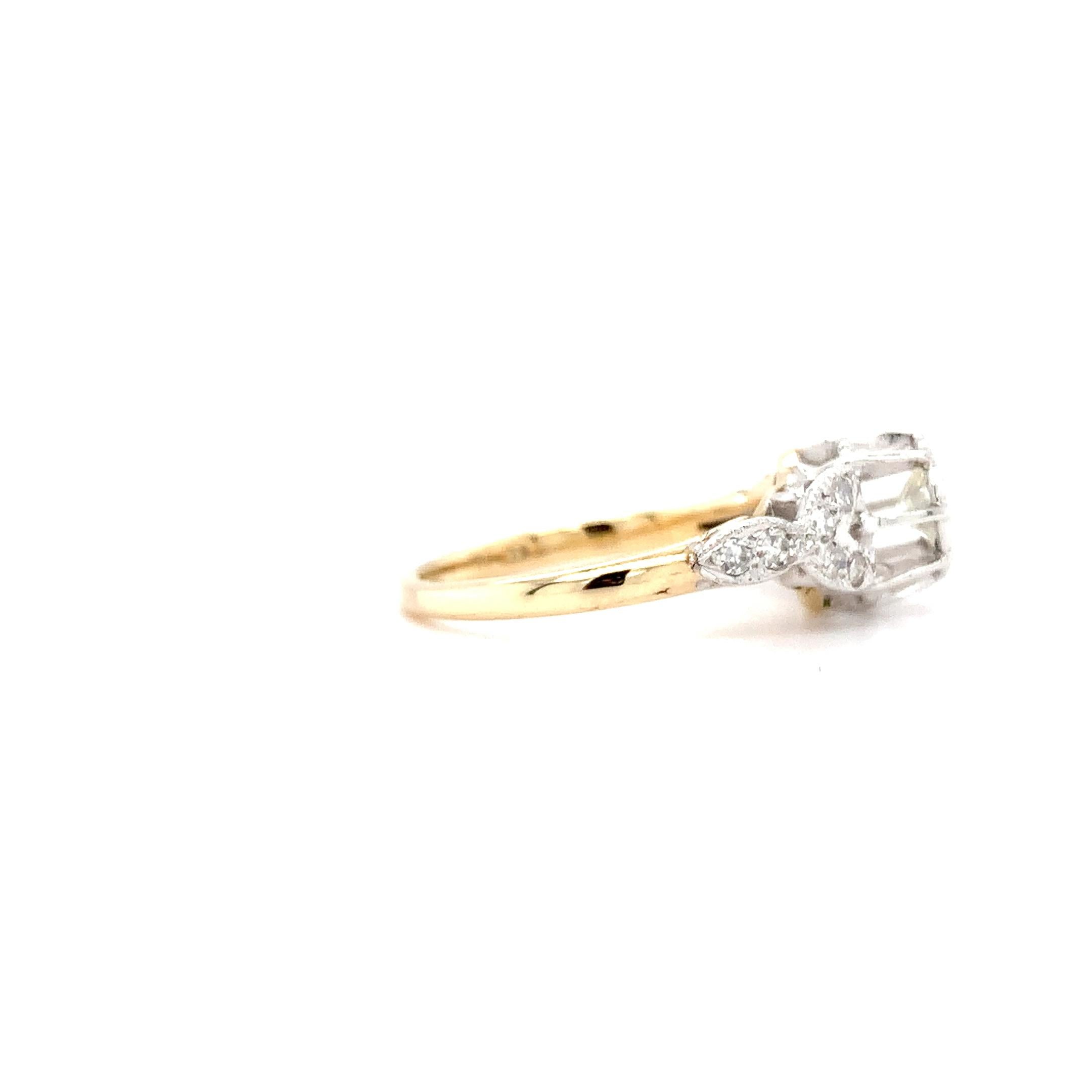 Antiker Verlobungsring aus Platin und 18 Karat Gelbgold mit Diamanten im Altschliff (Alteuropäischer Schliff) im Angebot