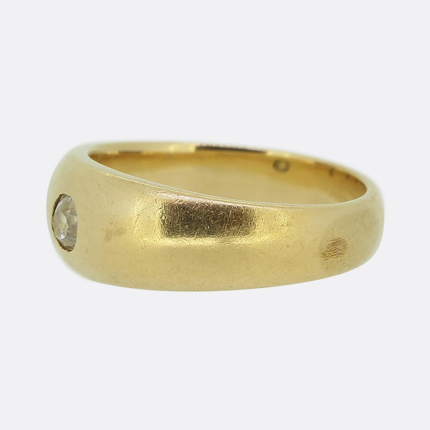 Nous avons ici une bague ancienne de style classique en diamant pour bébé avec une seule pierre. Cette pièce a été réalisée en or jaune 18 carats et met en valeur un diamant rond à facettes de taille ancienne, serti au centre de la face, au milieu