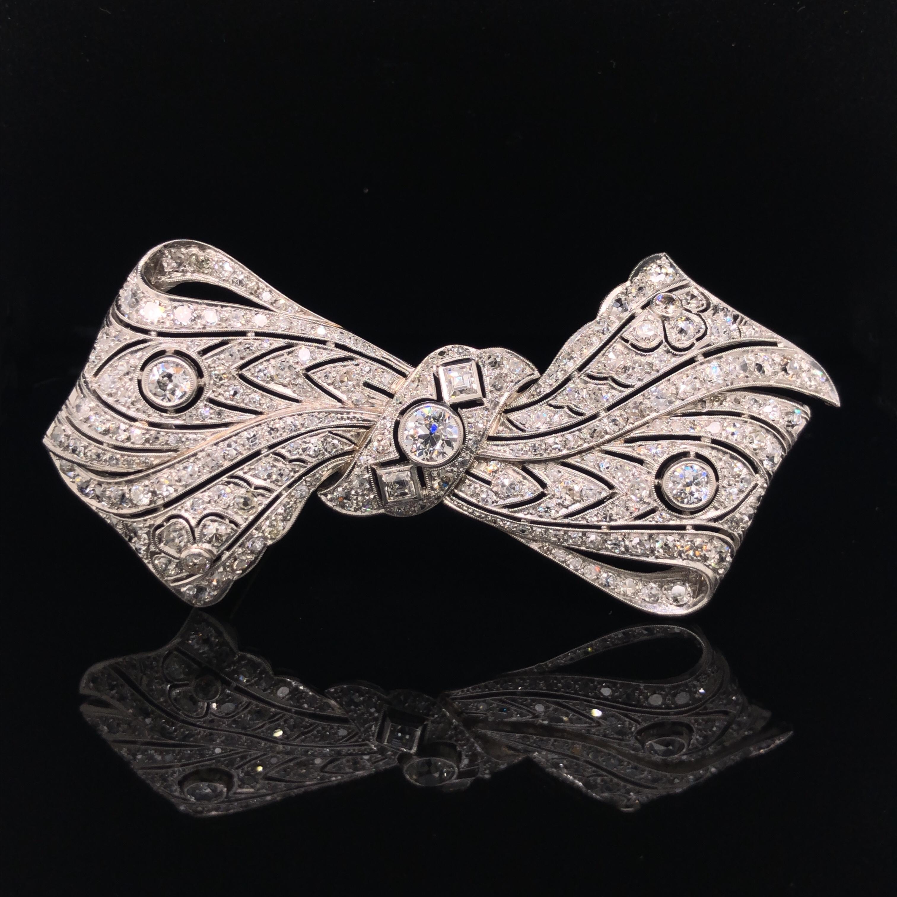 Eine große Diamantbrosche in dem beliebten und vielseitigen Design einer Schleife, die verschiedene linien- und blumenförmige Muster zeigt. 
Die Diamanten wiegen insgesamt etwa 8 Karat und sind von guter Qualität (Farbe HI und Reinheit VS). 
Die